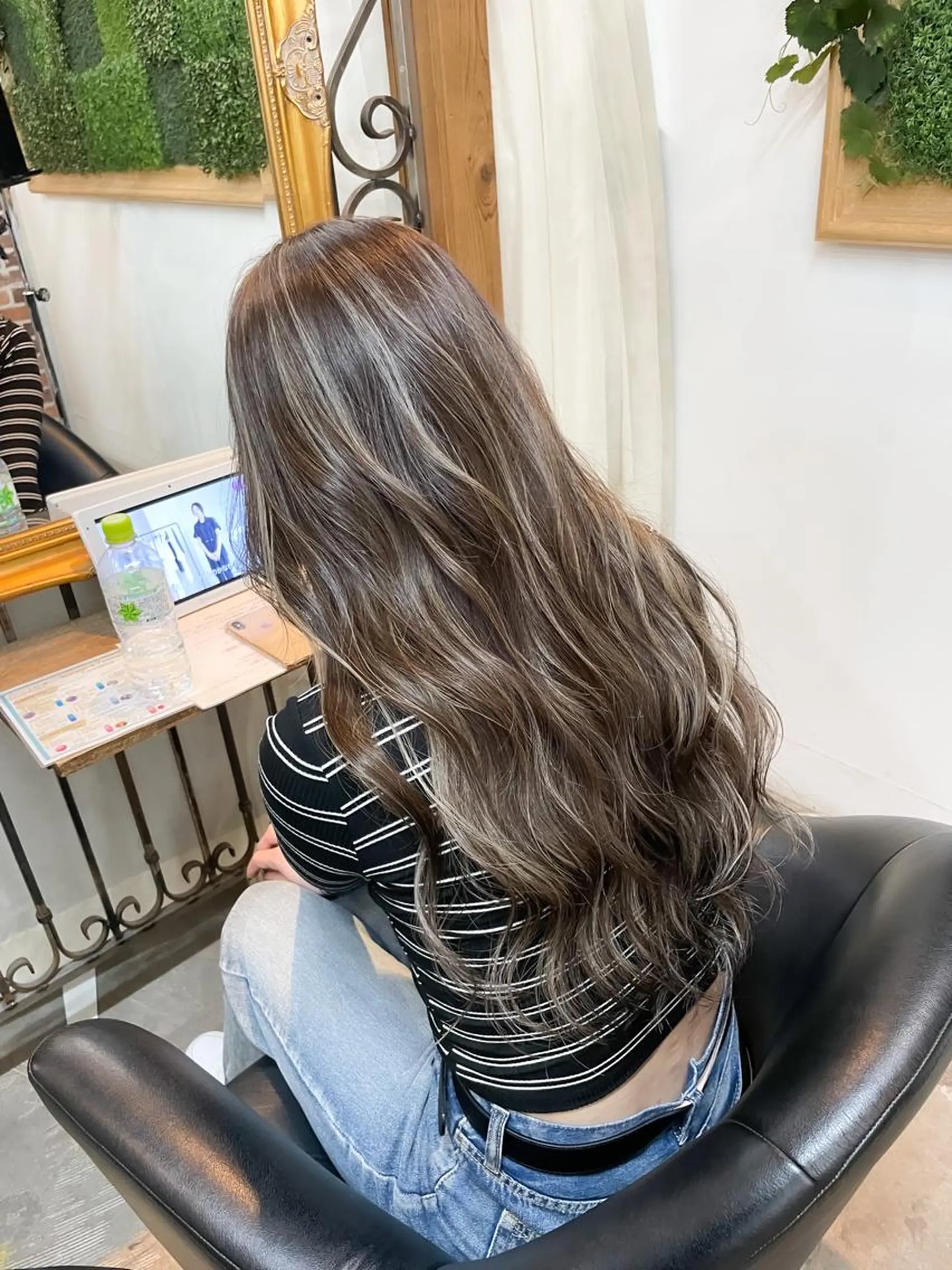 ロング 白いハイライト🤍 タナカリョウスケのヘアスタイル