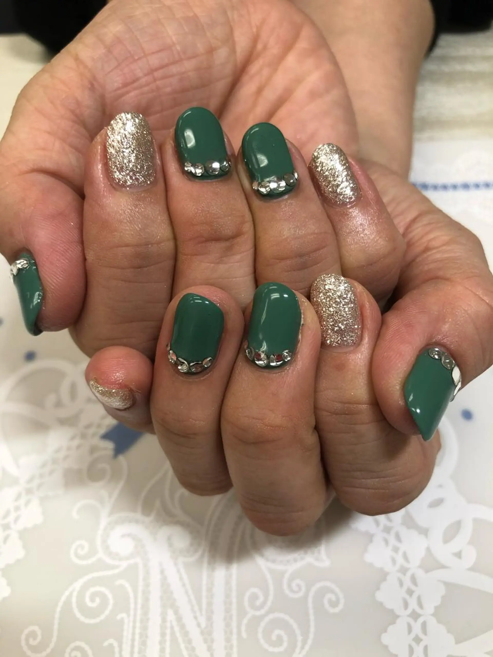 ネイル ゴールド グリーン シルバー 冬ネイル クリスマス 吉野✨ ネイルデザイナー✨のネイルデザイン