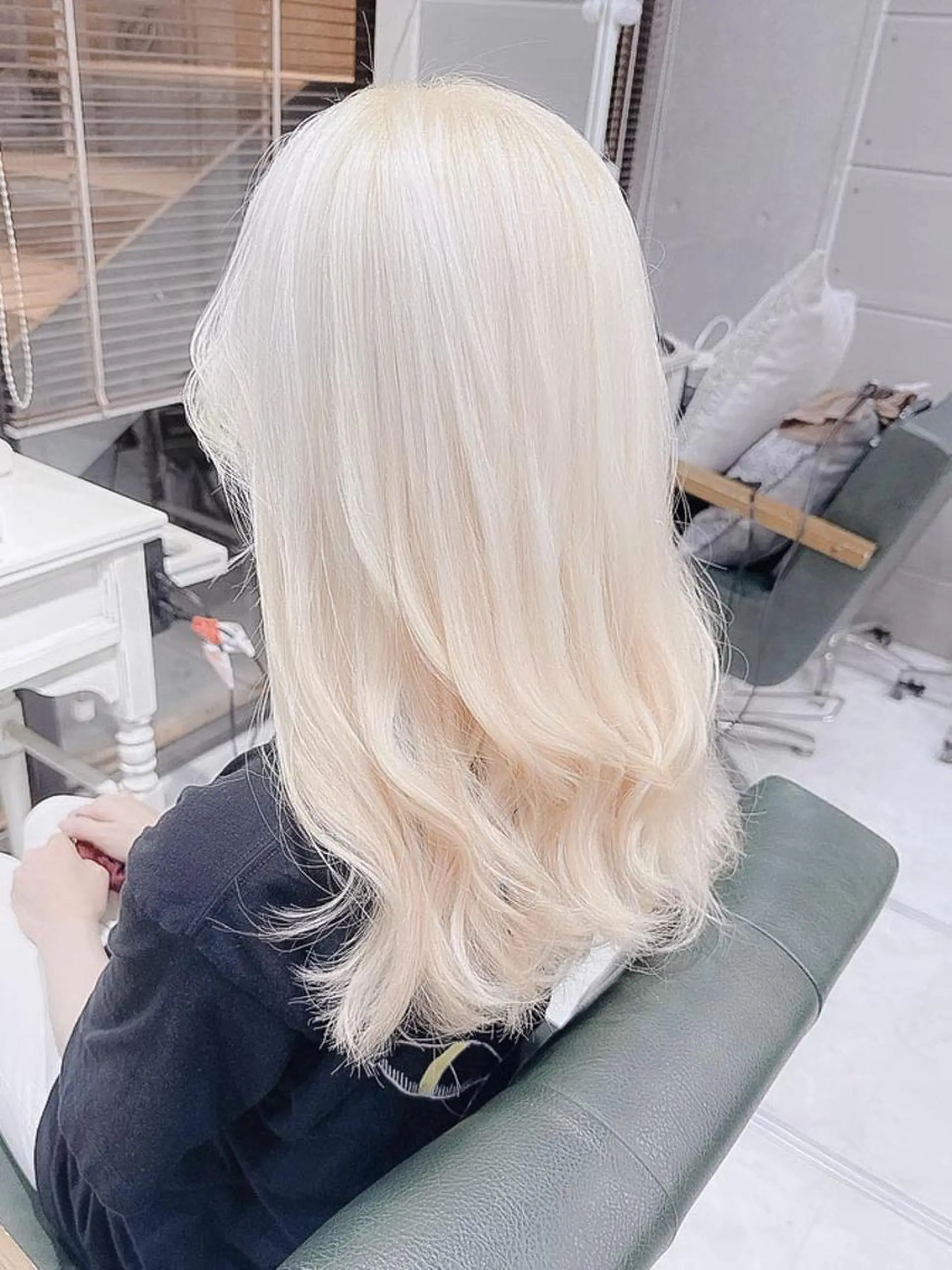 セミロング カラー ブリーチ ブロンド ダブルカラー ホワイトブロンド モテ髪透明感❤️ デイズヘアカラーのヘアスタイル