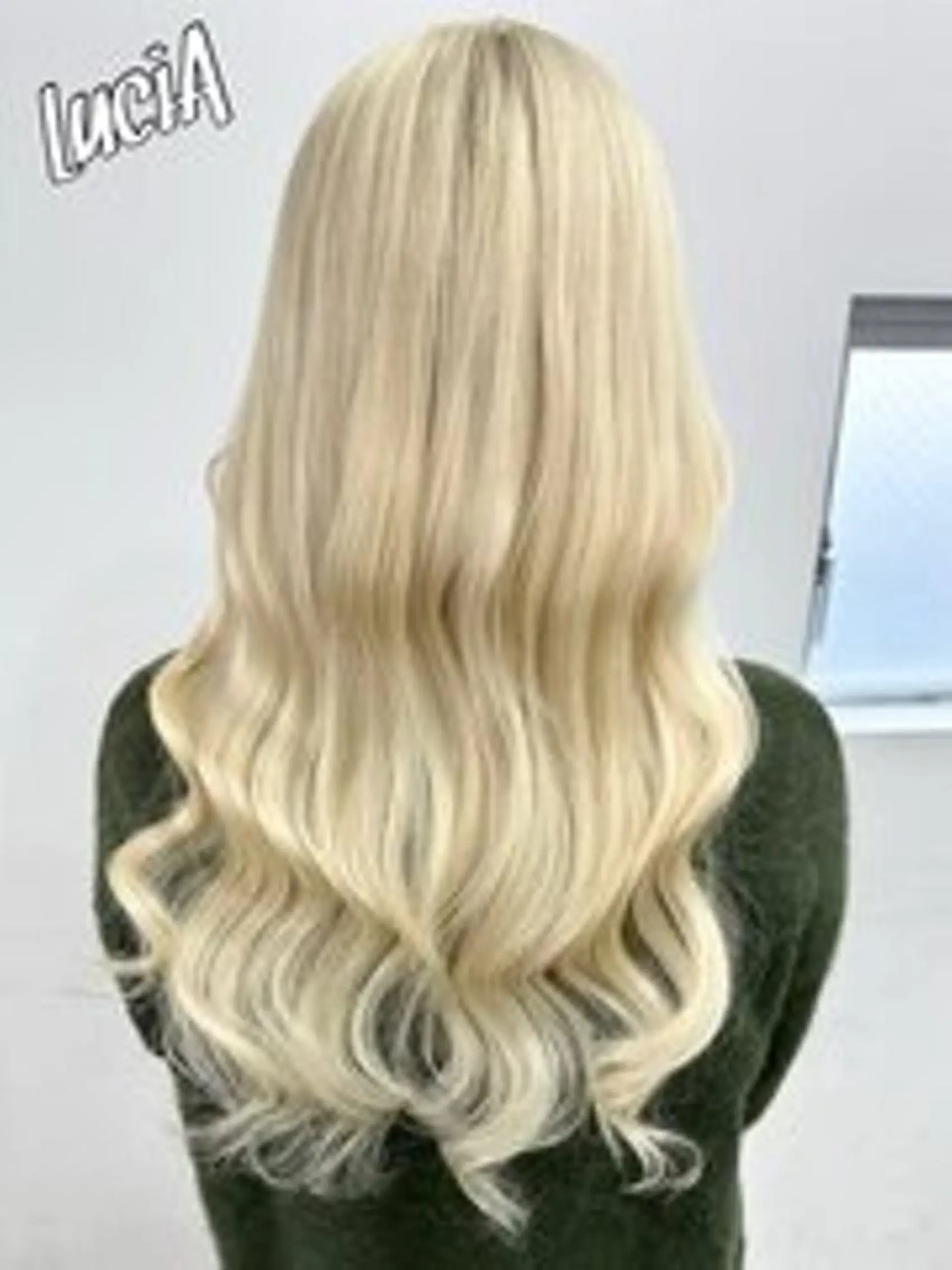 ロング ヘアアレンジ カラー シールエクステ 黒髪 ブリーチ ダブルカラー ハイトーンカラー LuciAエクステ カラー3000セラのヘアスタイル