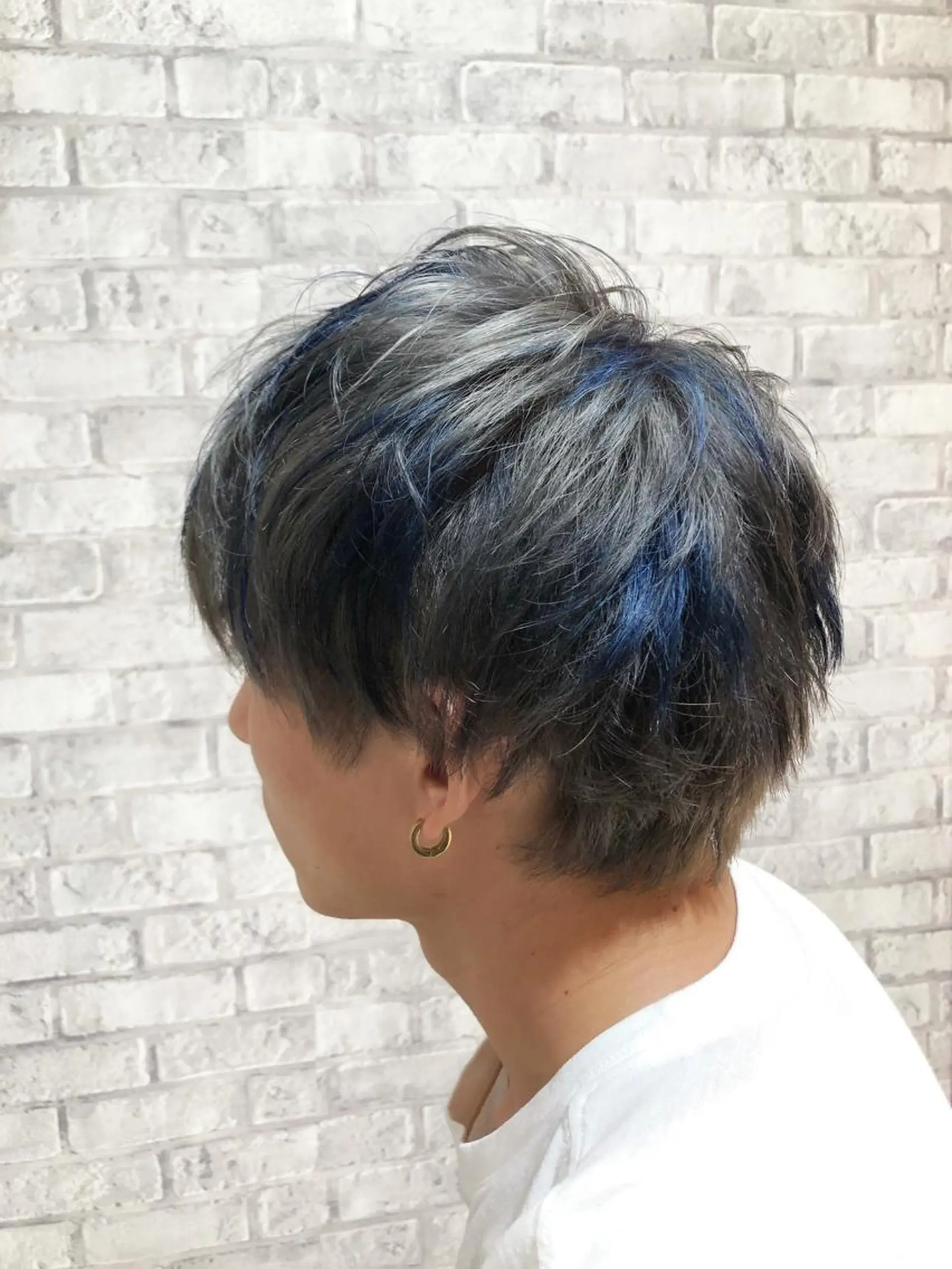 ショート カラー メンズ メンズハイライト ブルーカラー ハイライトカラー シルバー ハイライト カット ヘアカラー トリートメント 秋山 幸太のヘアスタイル