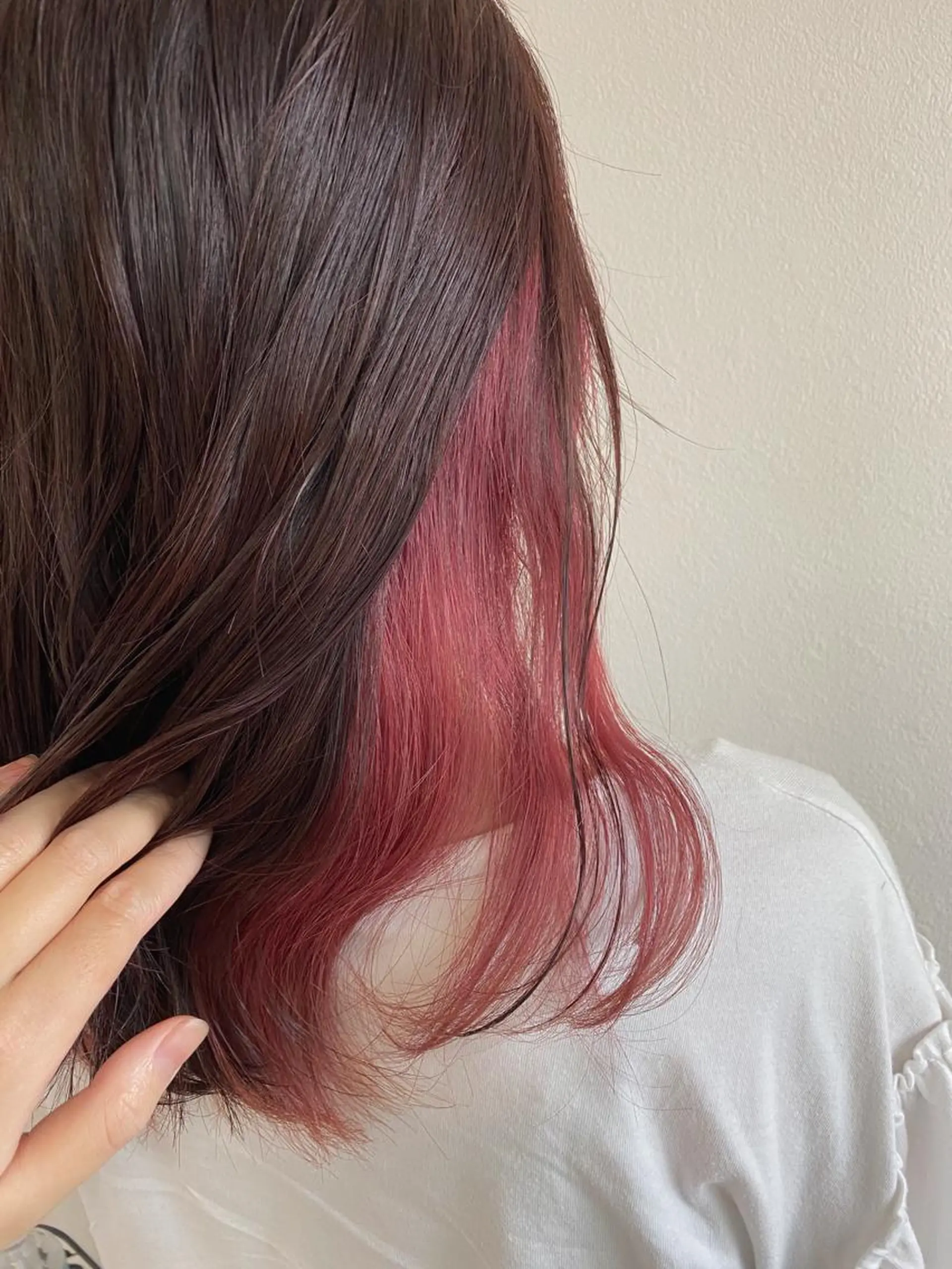 カラー ブリーチ インナーカラー ピンクカラー アクイールグラッセ 滝村鈴夏のヘアスタイル