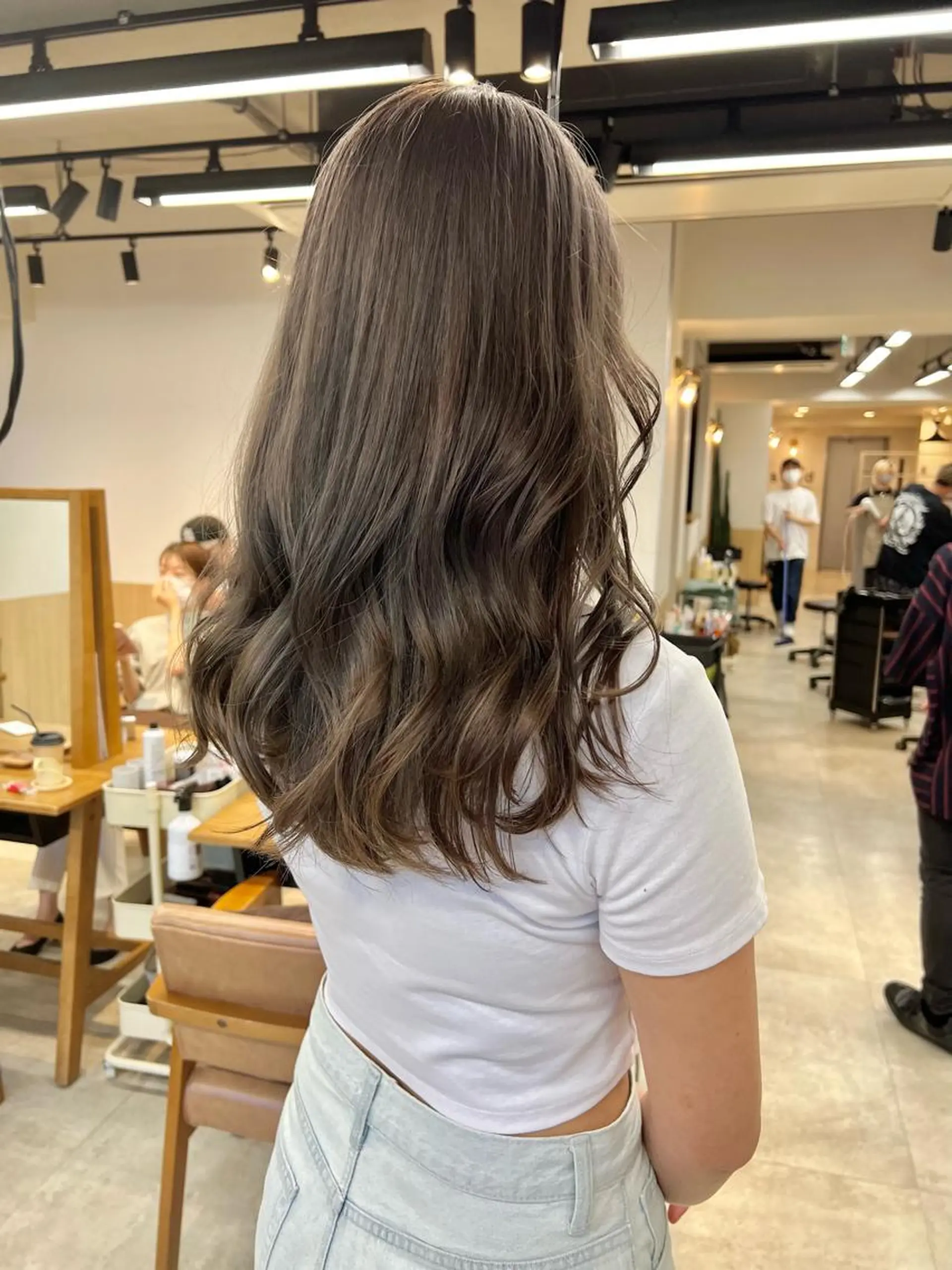 ロング カラー グレージュ ハイトーンカラー ミルクティーグレージュ sand yokohama所属・✨️今だけ無料✨️ 鶴田みなみのヘアスタイル