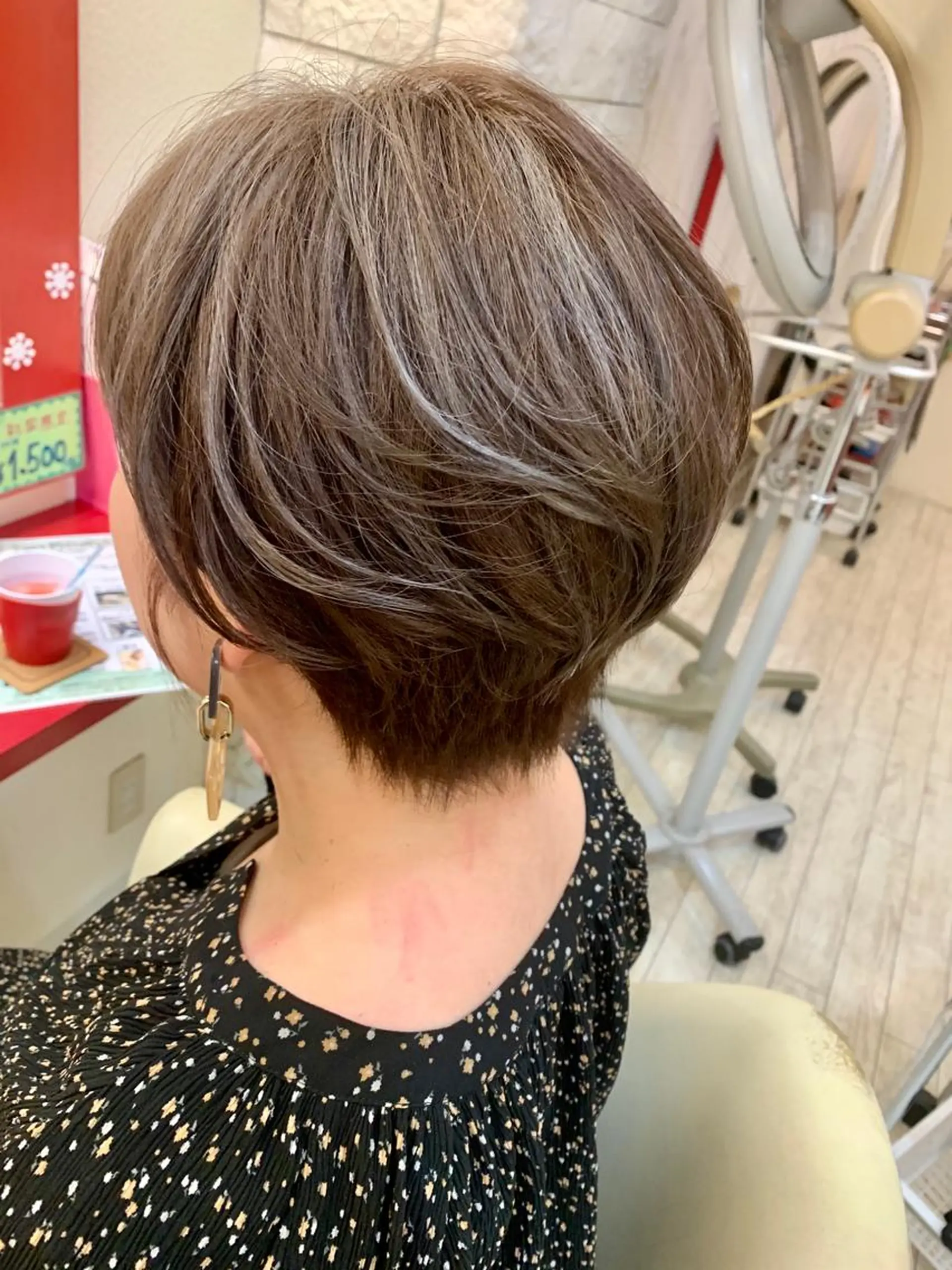 ショート カラー ヘアアレンジ グレージュ ハイライトカラー ハイライト 今村公介 ブリーチ特化、派手髪のヘアスタイル