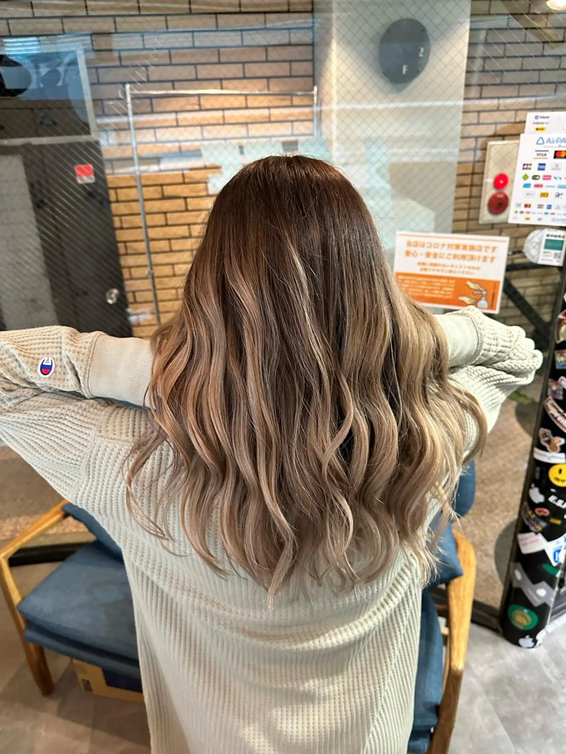 セミロング カラー バレイヤージュ グラデーションカラー 外国人風カラー レイヤーカット カット ヘアカラー トリートメント ヘアセット 難波ブリーチカラー 伊藤洋輝のヘアスタイル