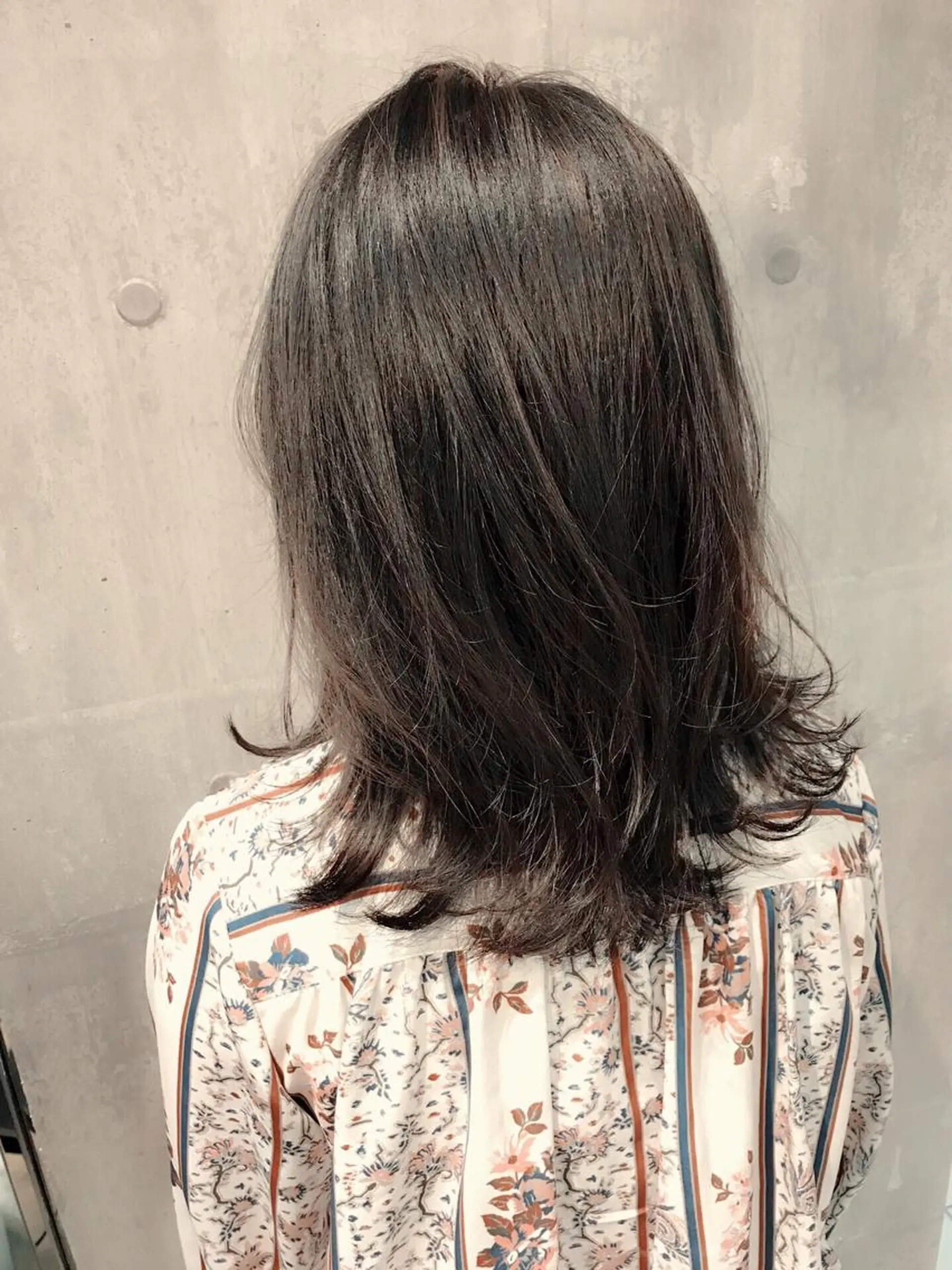 ミディアム カラー グレージュ 外ハネヘア カット ヘアカラー トリートメント 髪質改善ｶﾗｰ ｹｱﾌﾞﾘｰﾁ/ﾀﾑのヘアスタイル