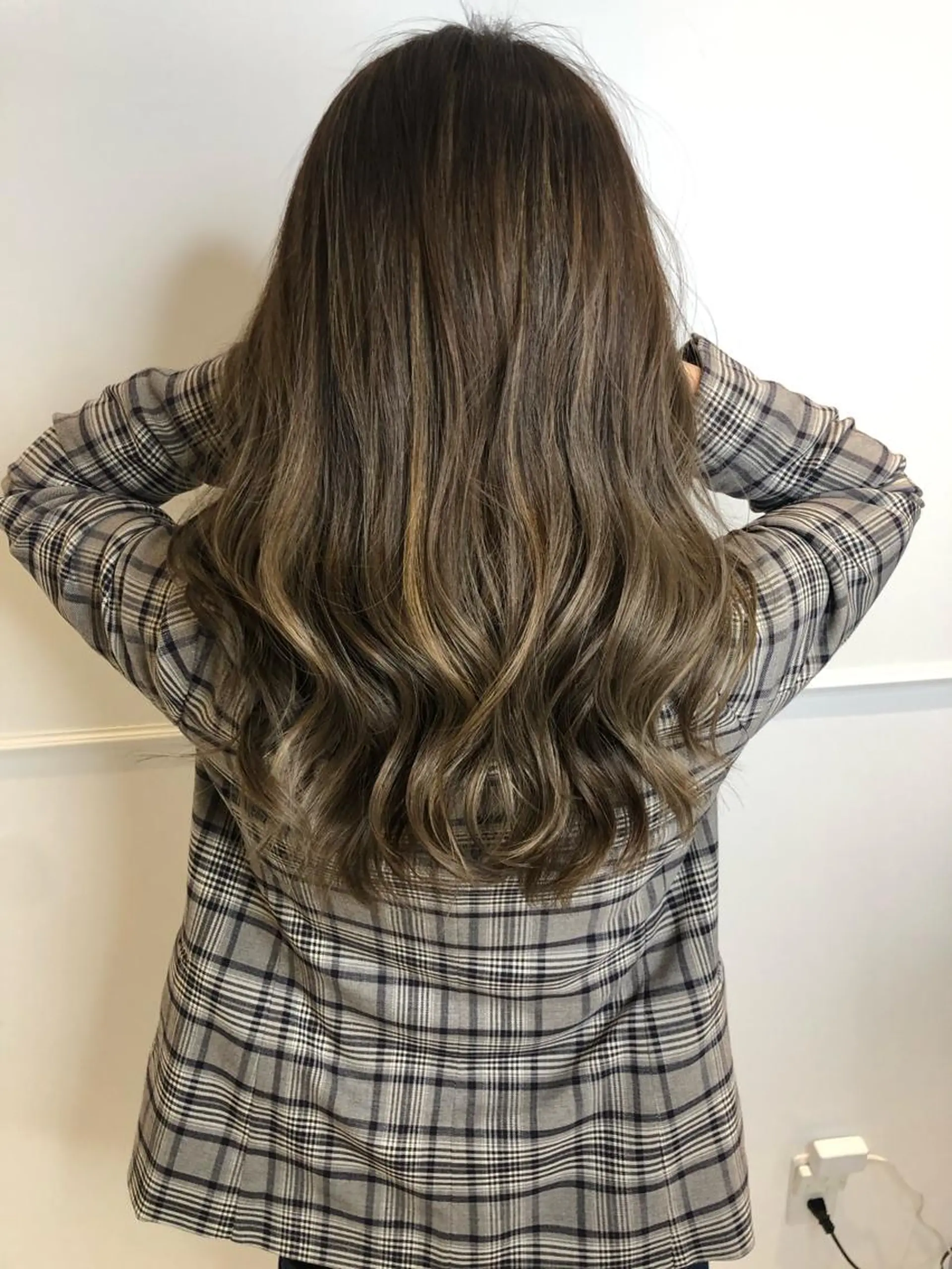 セミロング カット ヘアカラー トリートメント ブリーチ無し白髪ぼか し/艶髪/津嘉山のヘアスタイル