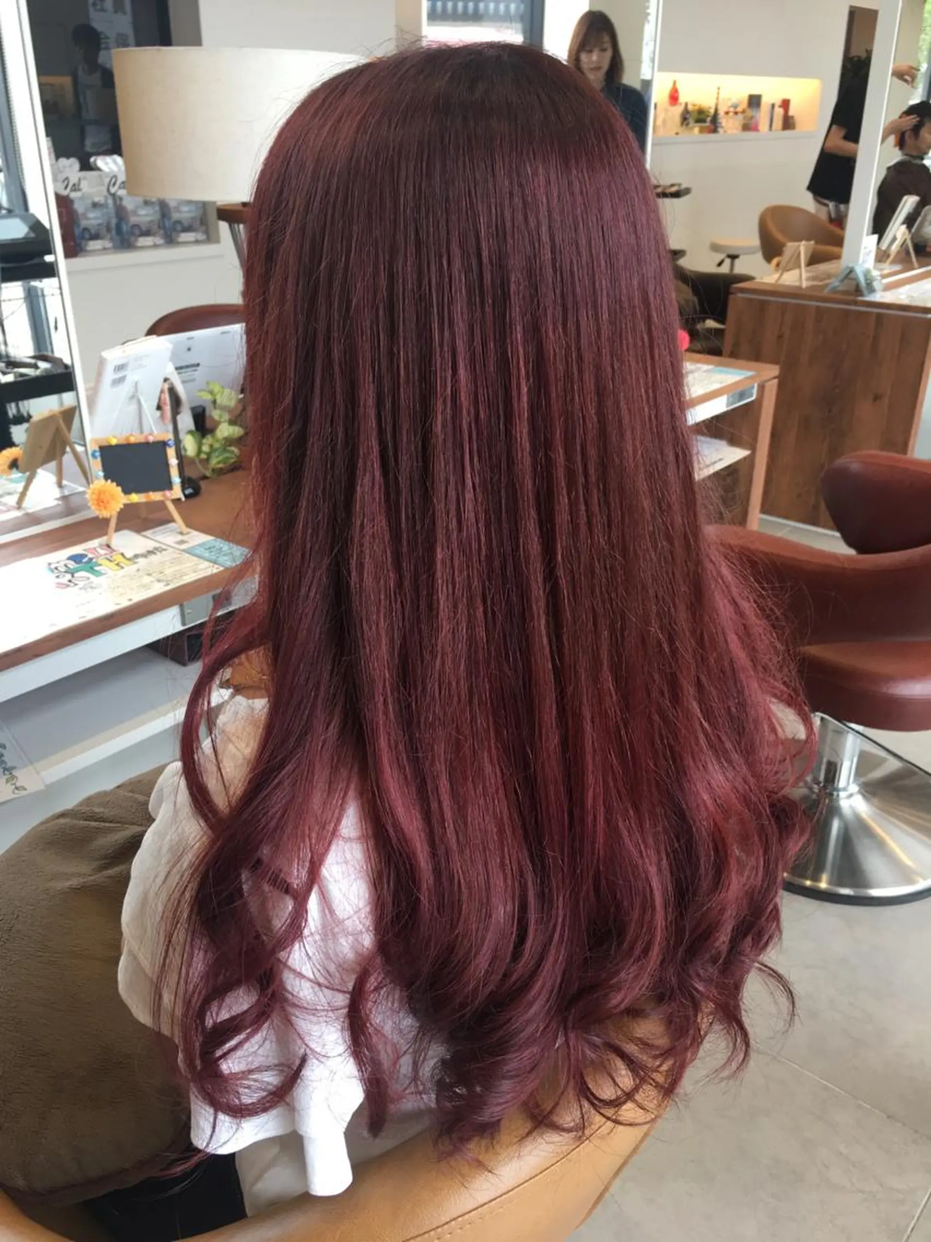 ロング カラー パーマ ヘアアレンジ メンズ キッズ ネイル マツエク・マツパ レッドカラー 赤色 ひがし さゆりのヘアスタイル