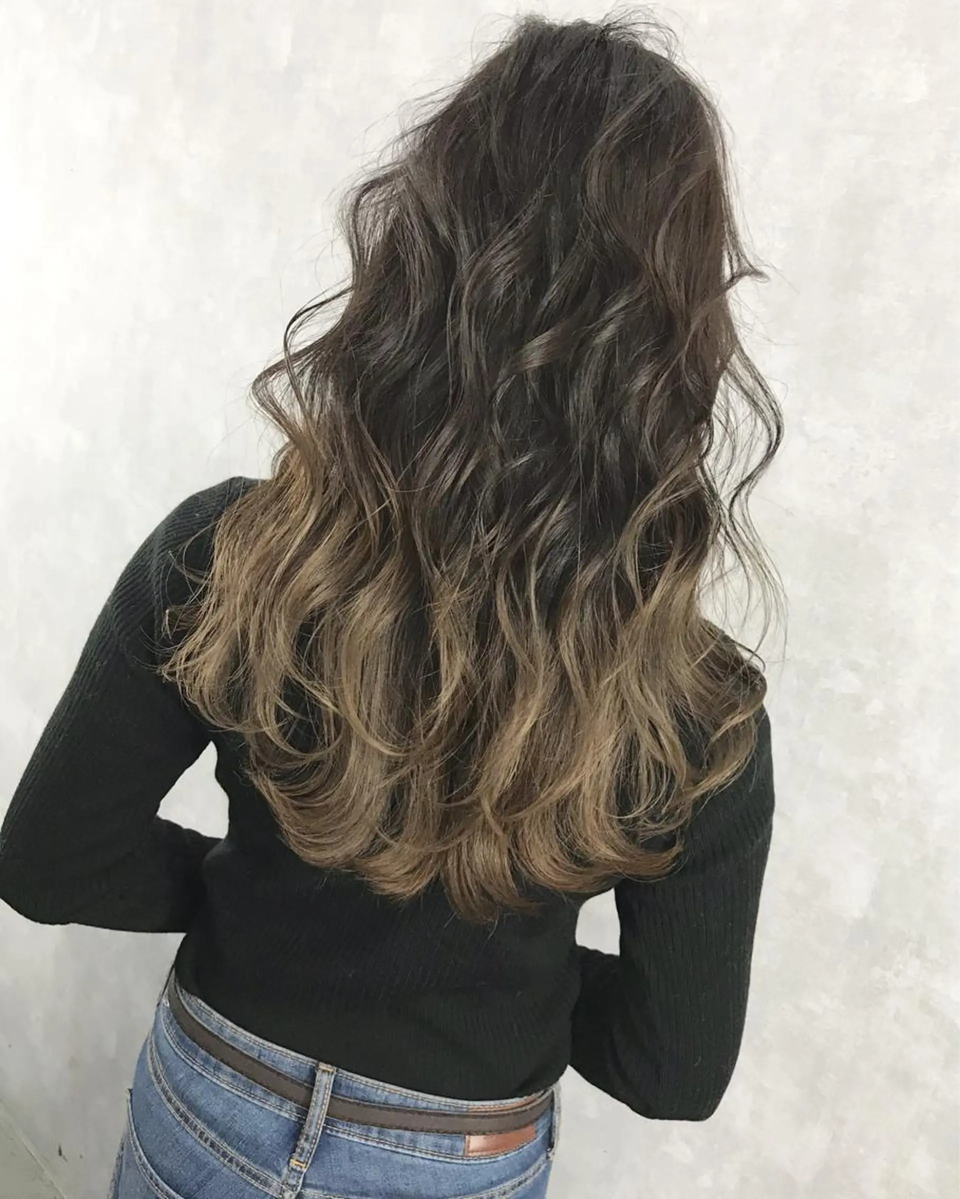 セミロング カラー グラデーションカラー グレージュ TOMOYAレイヤー ブリーチ縮毛矯正のヘアスタイル