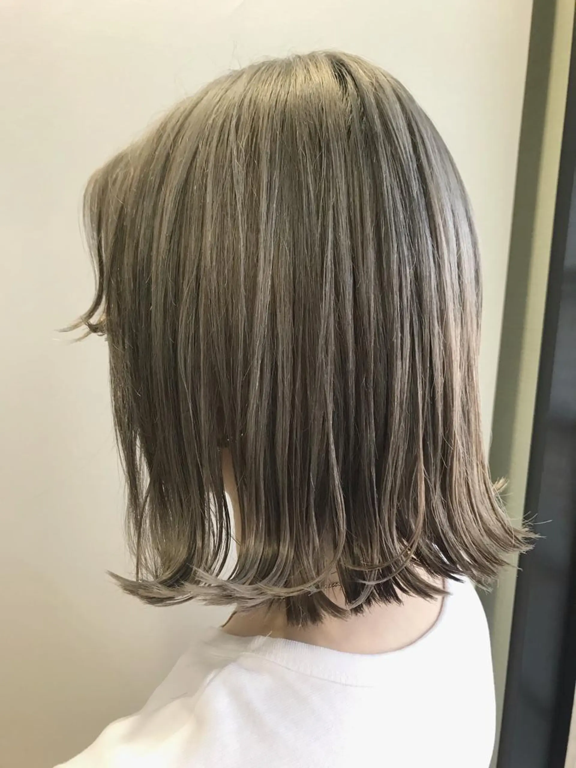 ミディアム カラー ベージュカラー ハイトーンカラー ボブ EMANONシェアサロン心斎橋店所属・韓国メンズヘア　ミル クティボブ　足立佳代のヘアスタイル