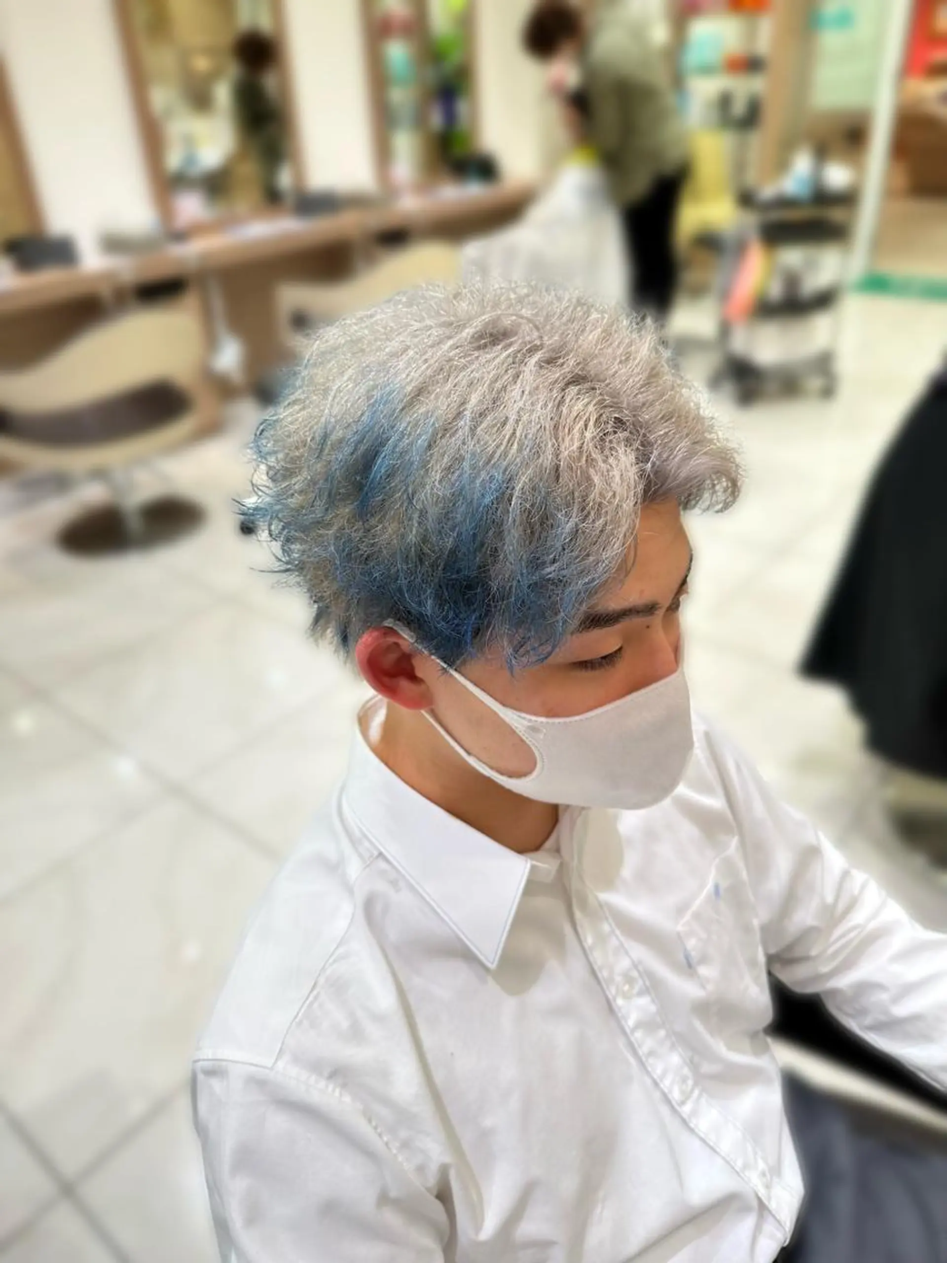 ショート カラー パーマ メンズ ブルーカラー シルバー ヘアカラー 渡邉 理央のヘアスタイル