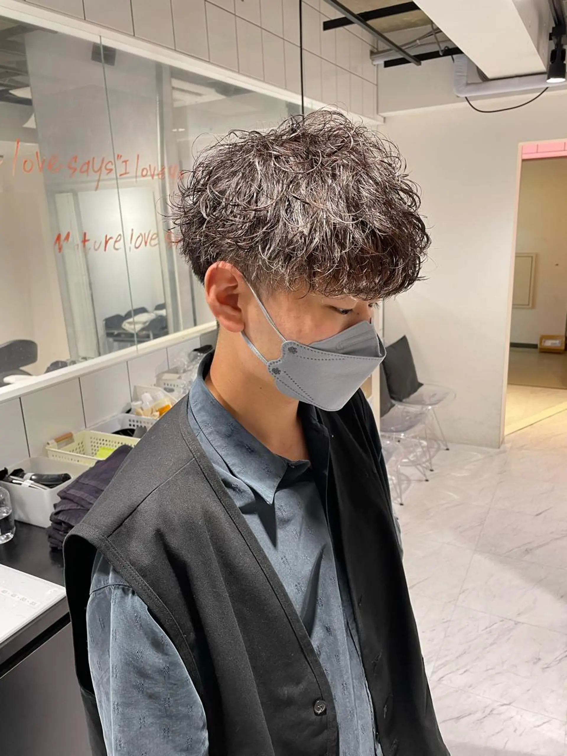 ショート カラー パーマ ヘアアレンジ メンズ アイブロウ センターパート マッシュウルフ マッシュ メンズパーマ メンズツイストパーマ カット パーマ トリートメント ヘッドスパ ヘアセット スパイキー/フェザー /波巻き/かいとのヘアスタイル