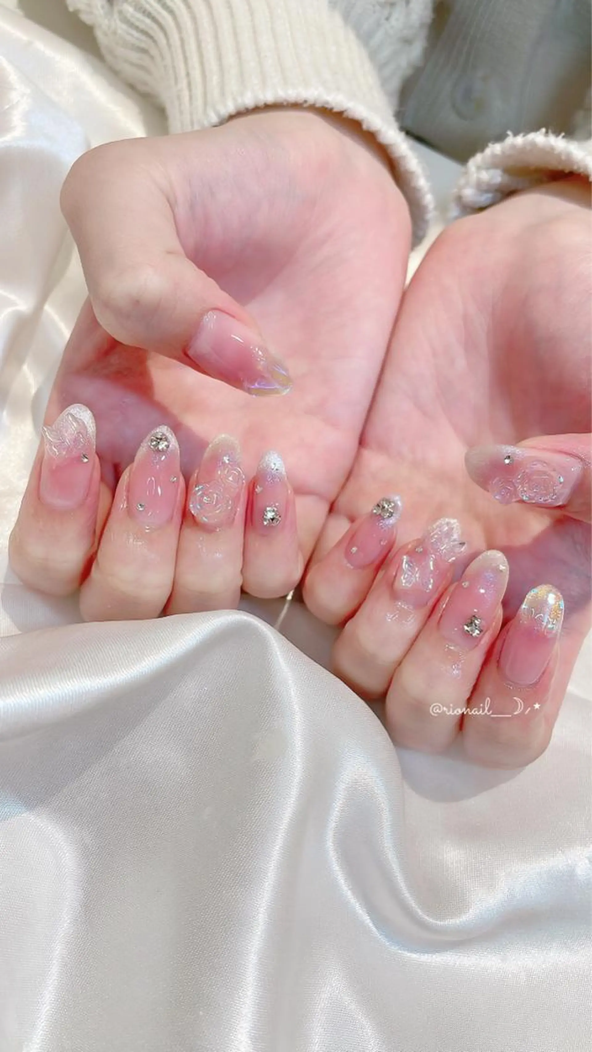 ネイル ハンドネイル 𝘙𝘪𝘰𝘯𝘢 ...🕯🤍のネイルデザイン