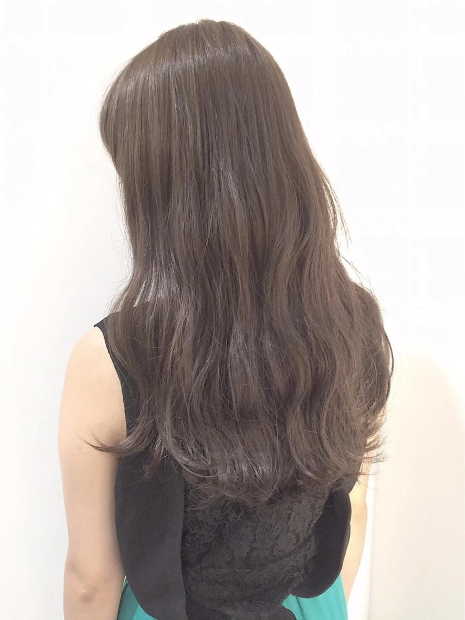 ロング カラー 磧本 祐里恵のヘアスタイル