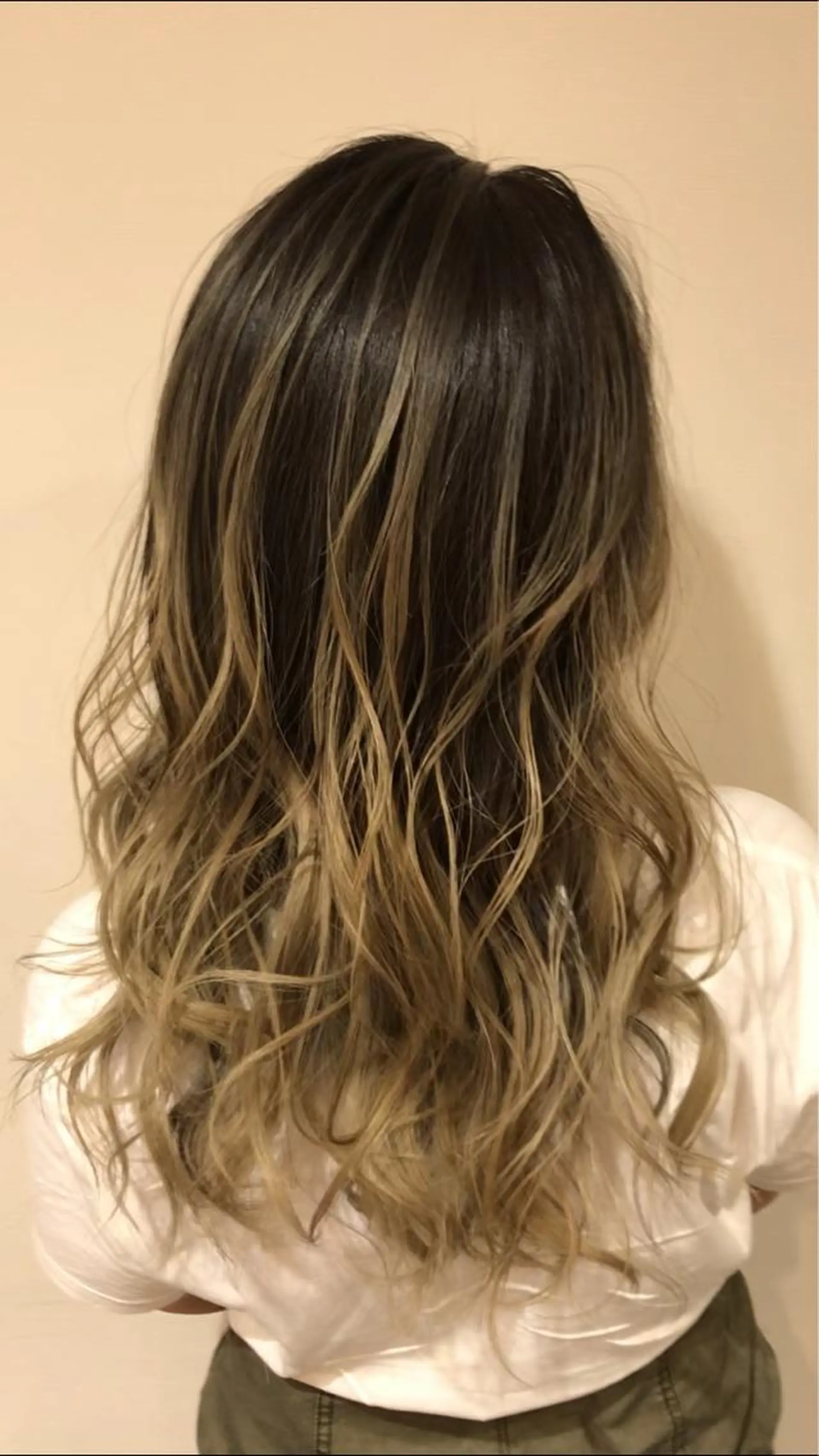 ミディアム カラー アッシュ アッシュグレー アッシュグレージュ バレイヤージュ ベージュカラー AMI Hair  supply所属・髪質改善カラー 韓国風レイヤーのヘアスタイル