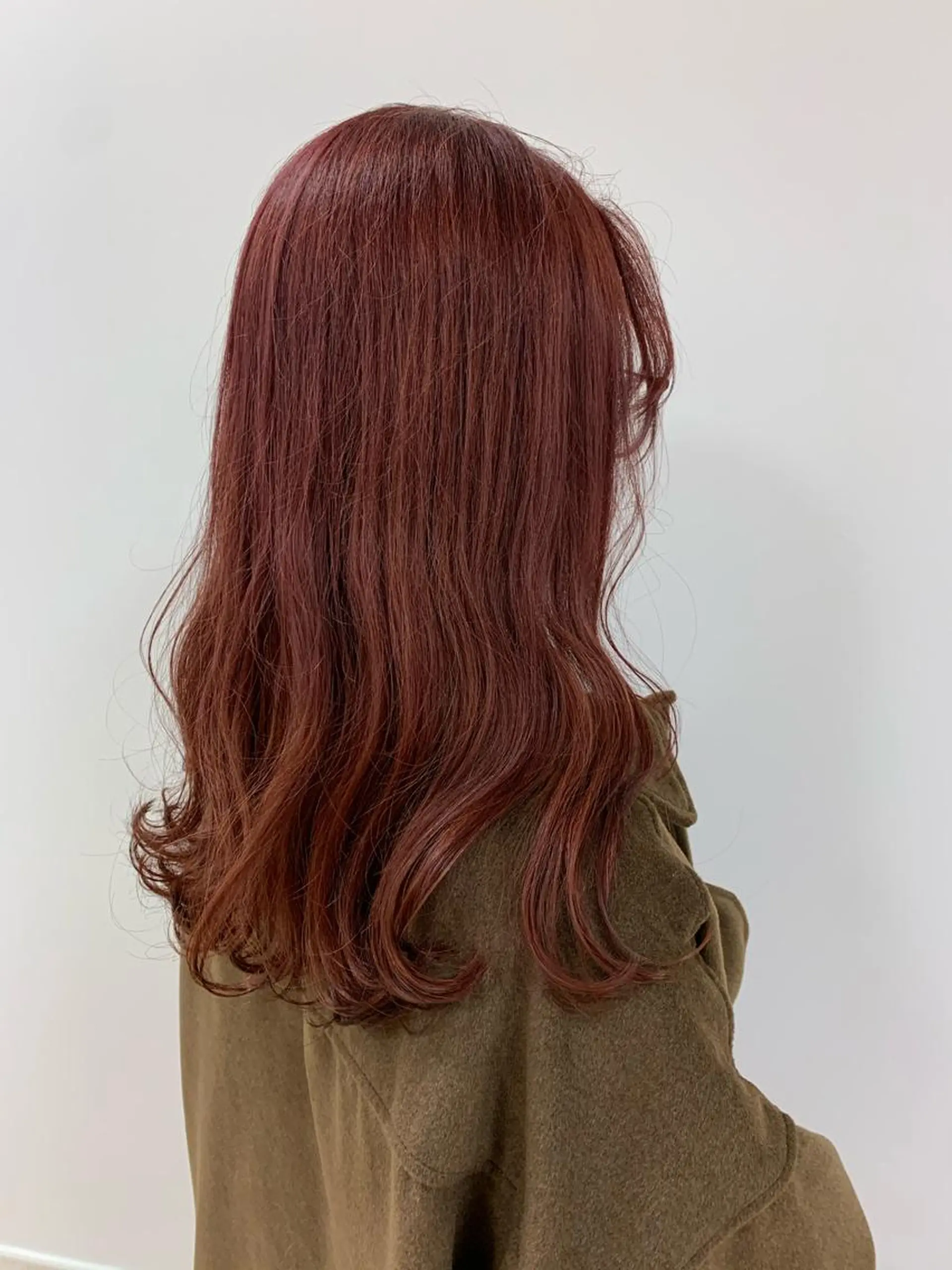ロング カラー レッドカラー ヘアカラー トリートメント 顔まわりカット✄ ベージュカラー🧸のヘアスタイル