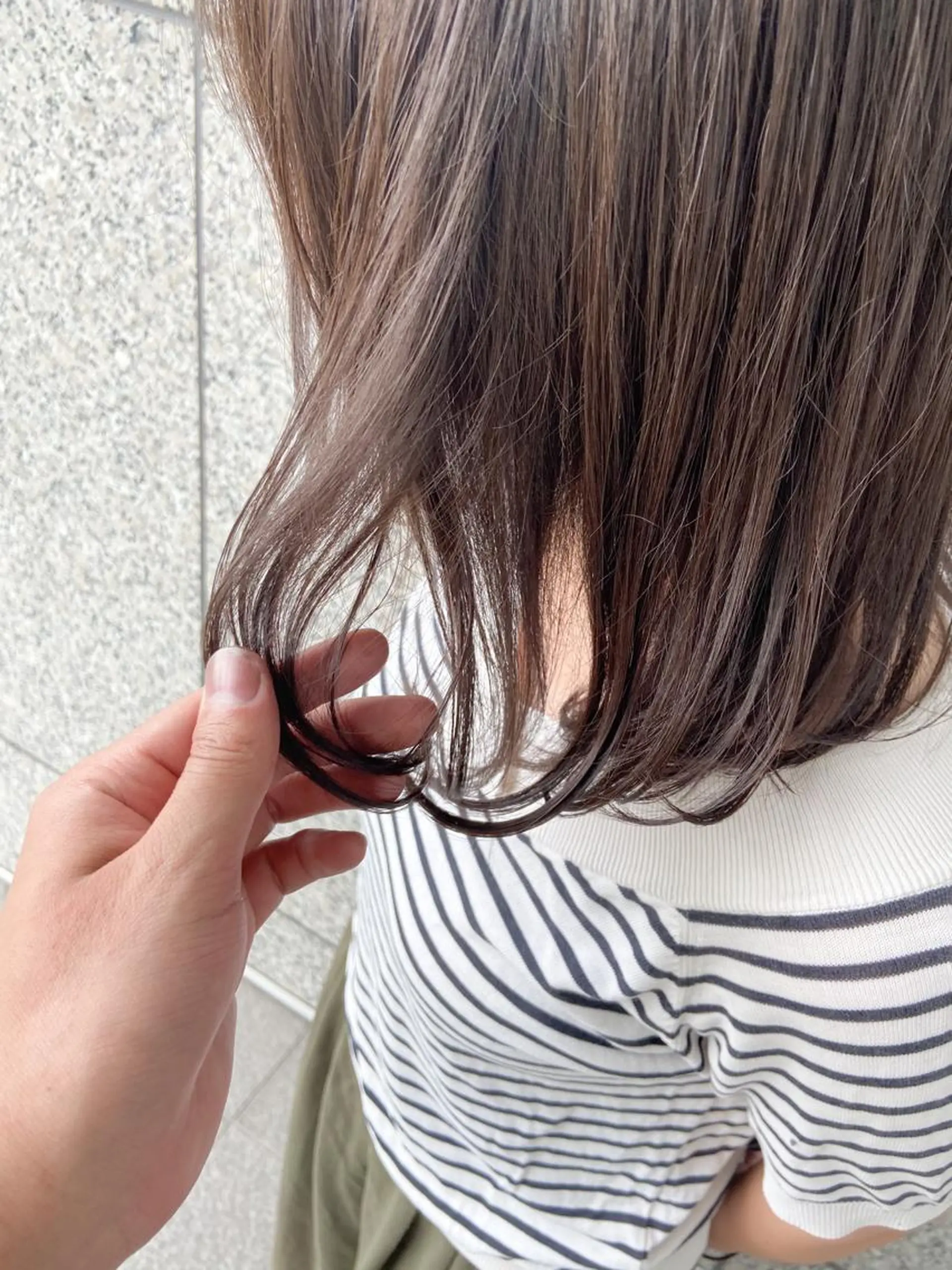 セミロング ハイトーン/ベージュ 指名No.1荒木涼太のヘアスタイル