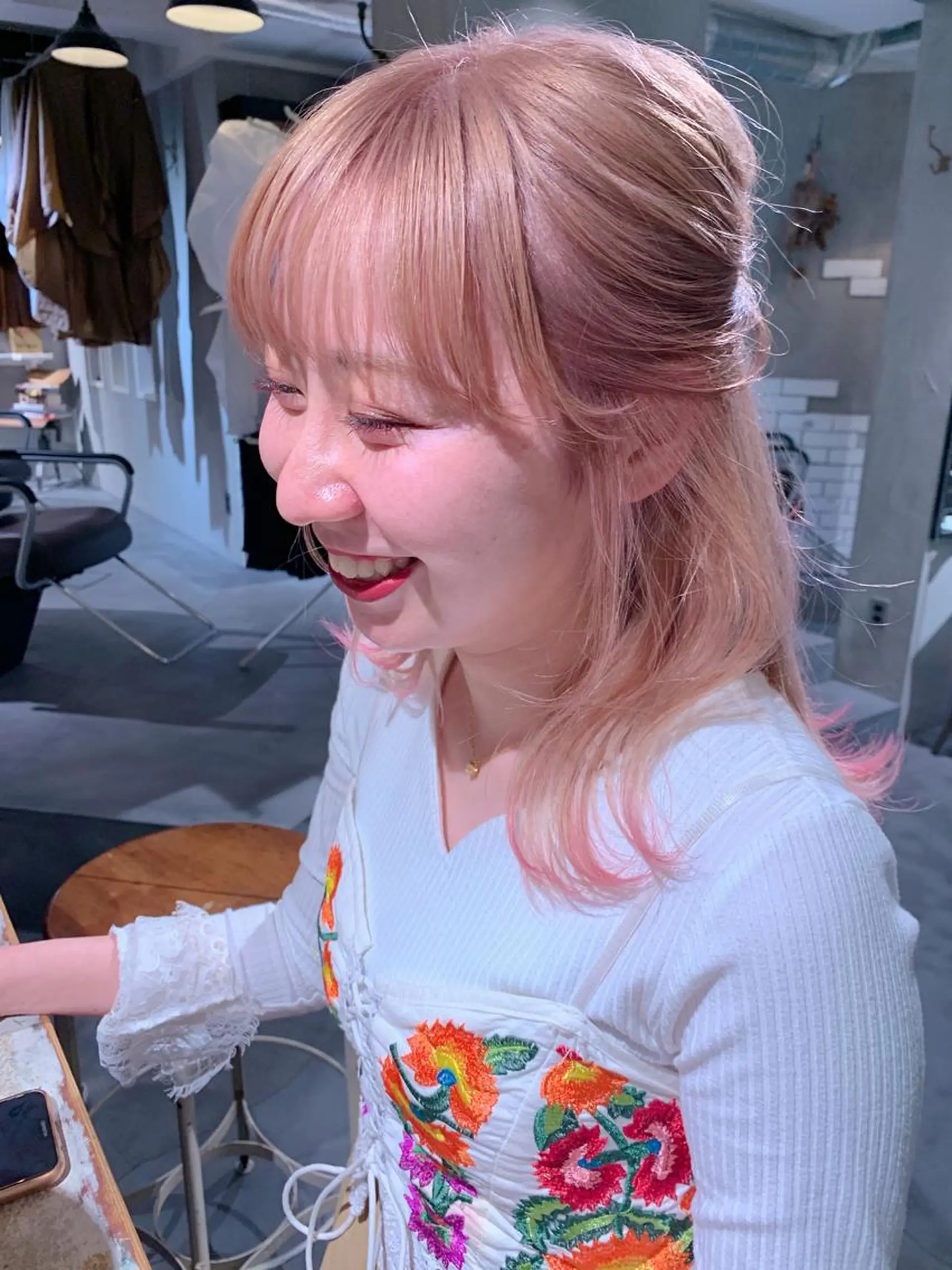 ミディアム カラー ブリーチ ブロンド ピンクカラー 柔らかブラウン/顔周 りレイヤー♡ユウシのヘアスタイル