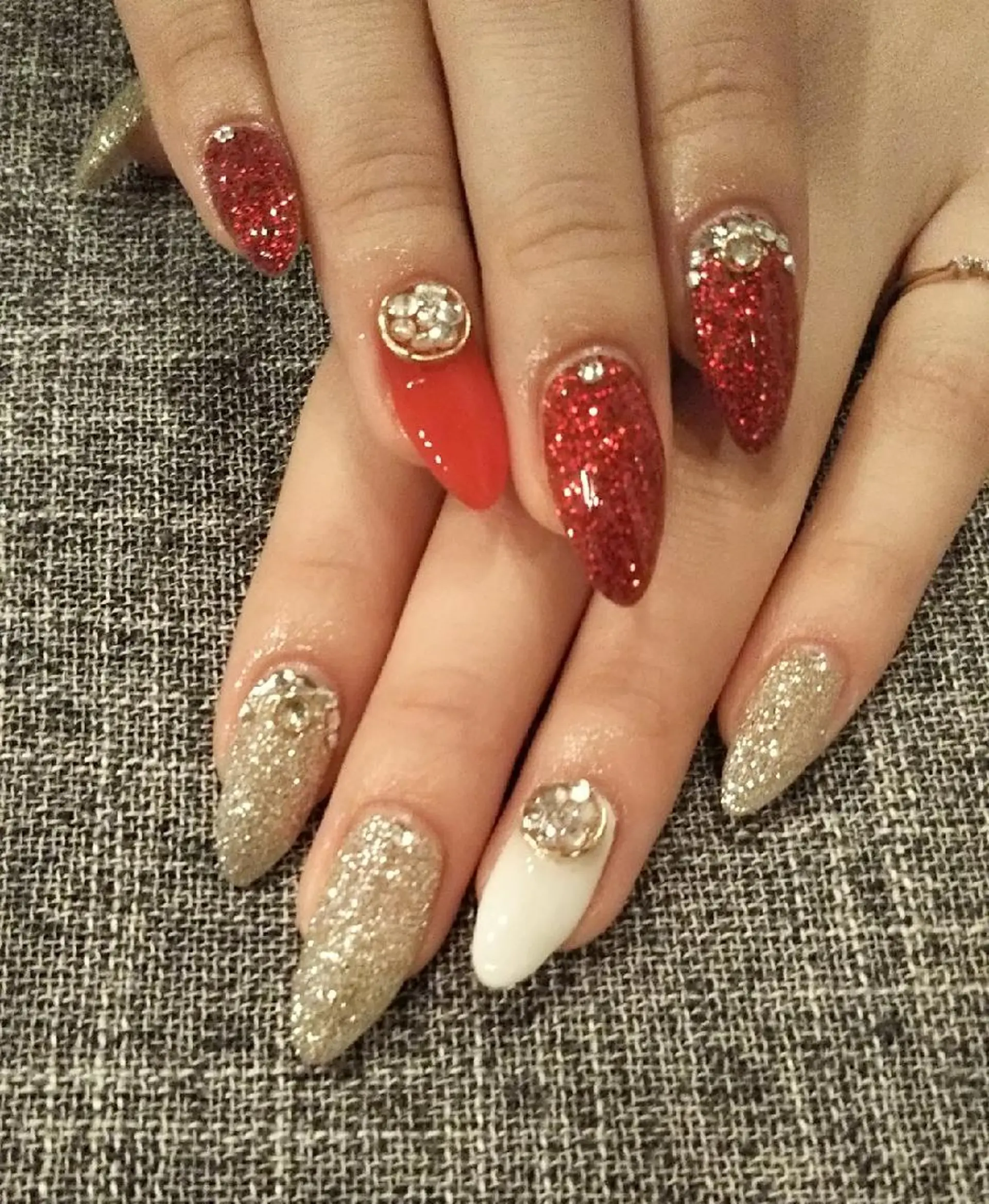 ネイル ゴージャス 赤色 シルバー private salon mieのネイルデザイン