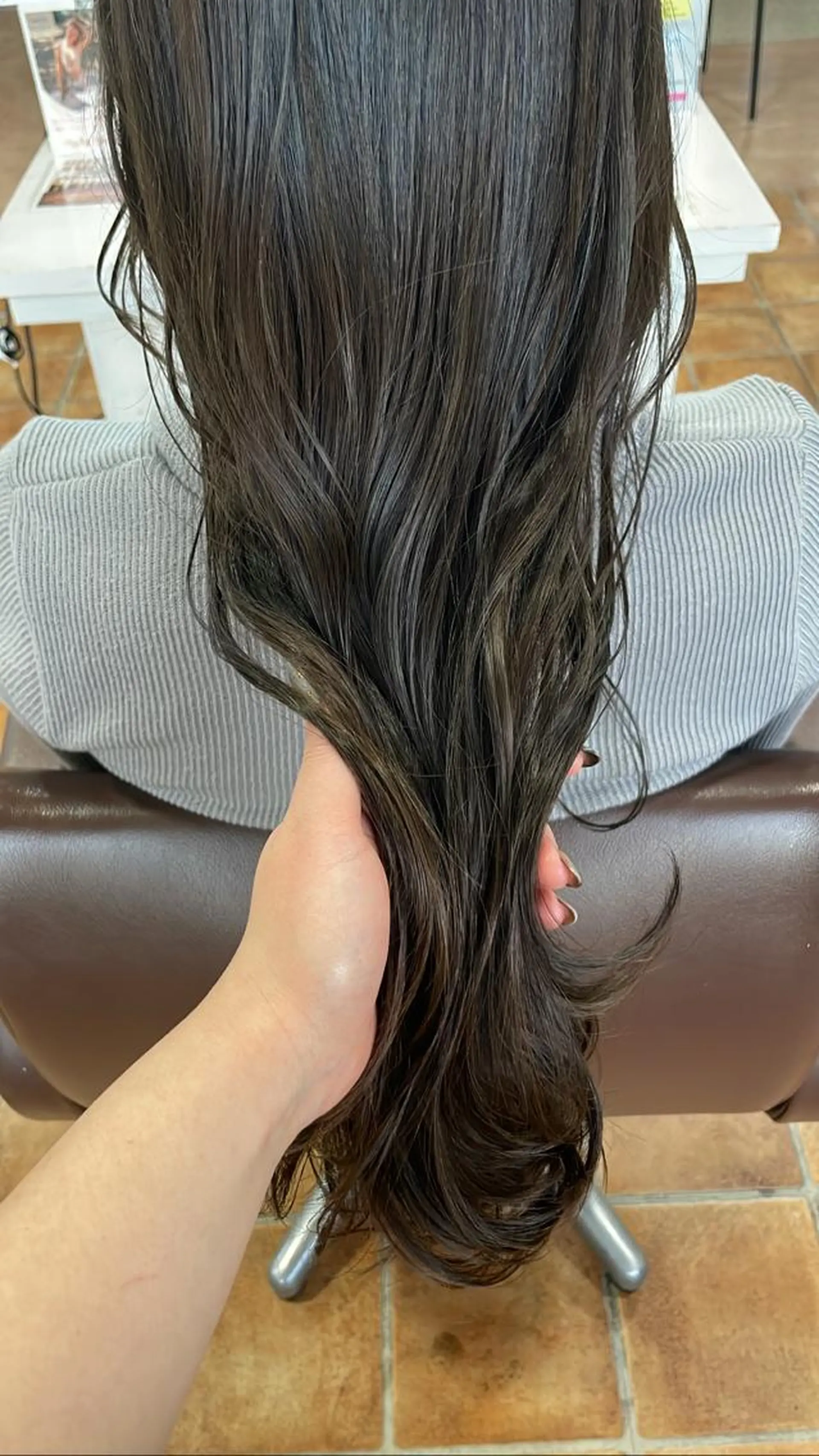 ロング カラー オリーブカラー ヘアカラー トリートメント 川元 汐音のヘアスタイル