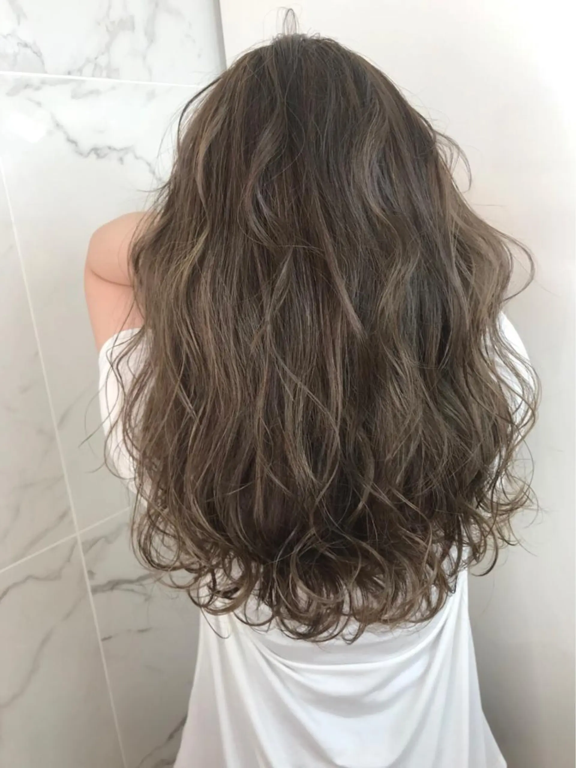 ロング カラー ベージュカラー ハイライトカラー ハイライト AVANCE emiのヘアスタイル