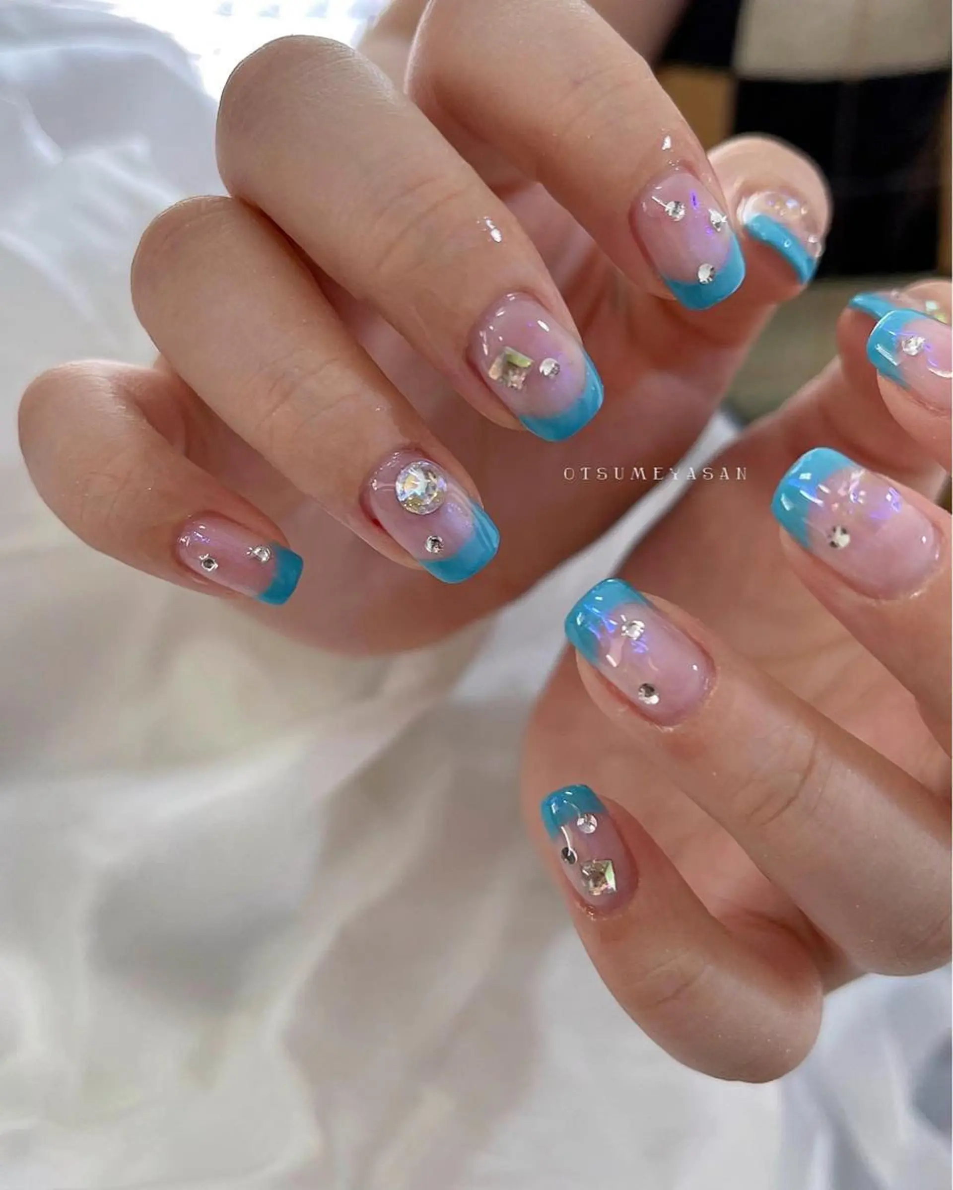 ネイル オーロラネイル ブルー フレンチネイル ゴールド 韓国ネイル otsumeyasan所属・わたなべ ちかのネイルデザイン