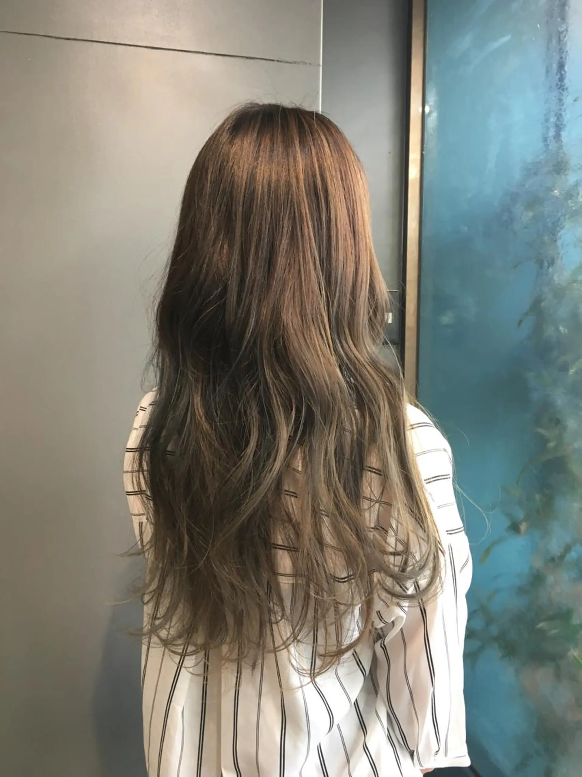 ロング カラー パーマ ヘアアレンジ グラデーションカラー グレージュ ハイライトカラー ハイライト 佐藤 実咲のヘアスタイル