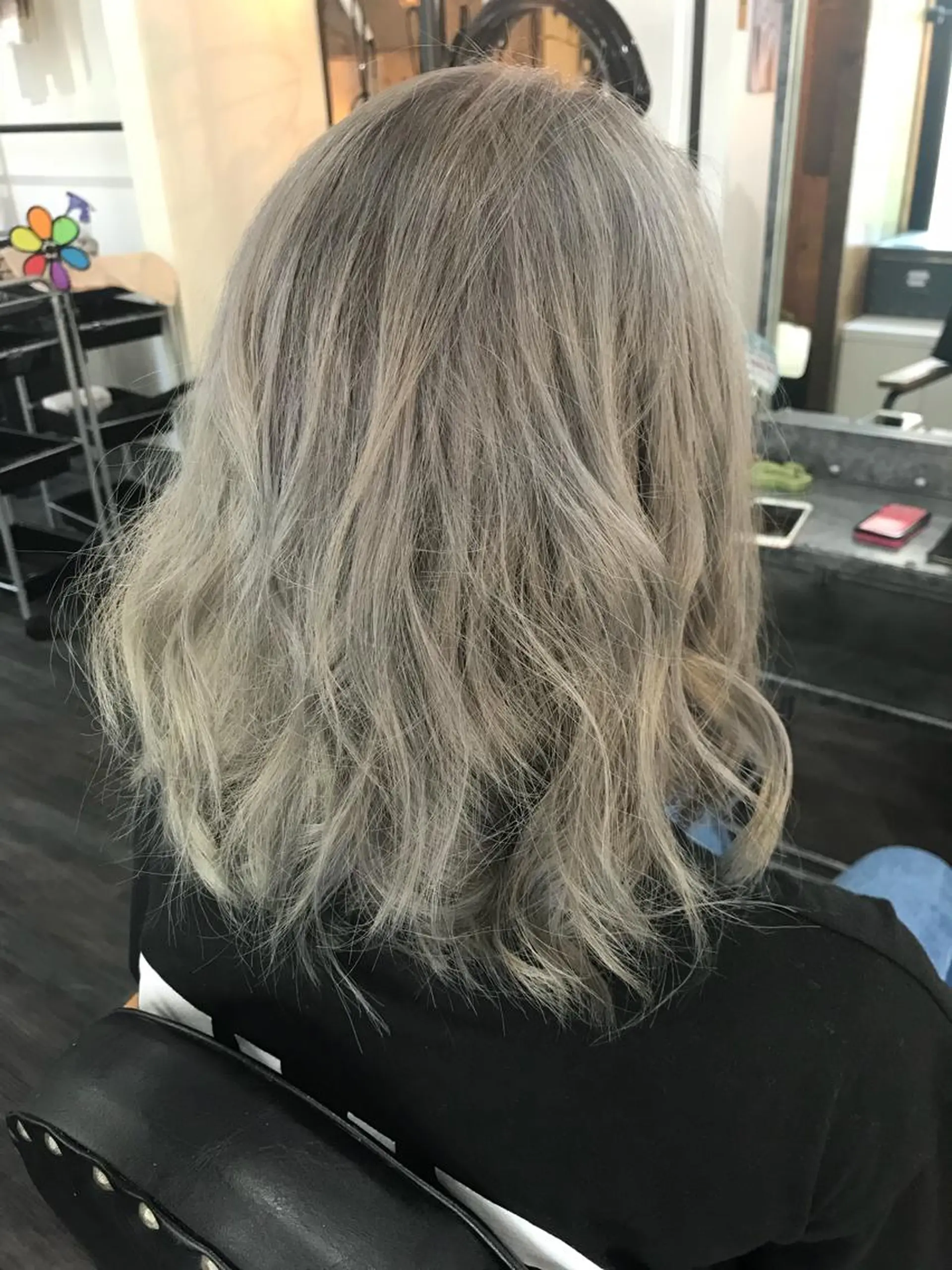 ミディアム カラー アッシュ ホワイトアッシュ WEST O LAND所属・WEST OLAND 安藤のヘアスタイル