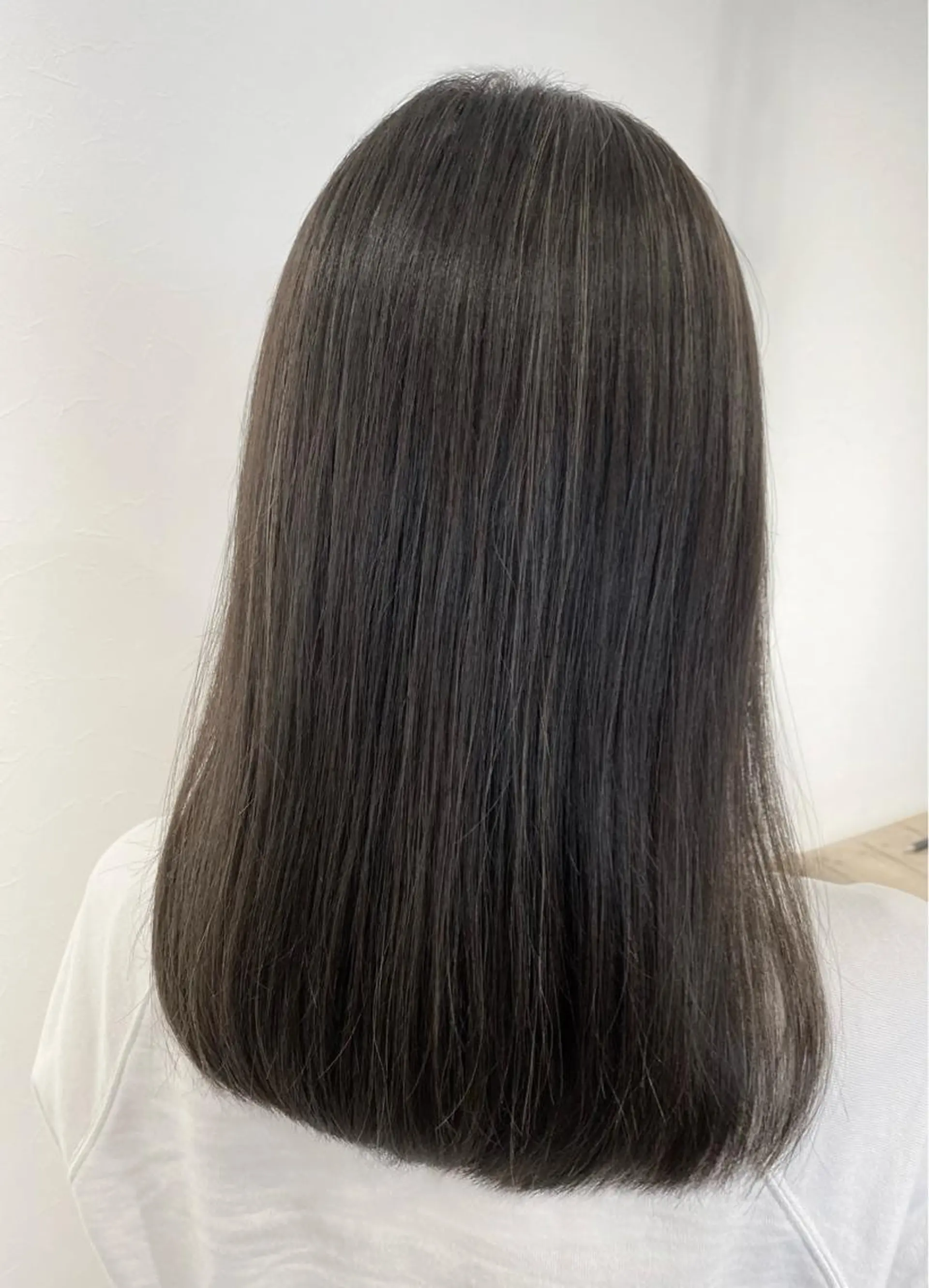 セミロング ハイライト Hues所属・上村 ダイスケのヘアスタイル