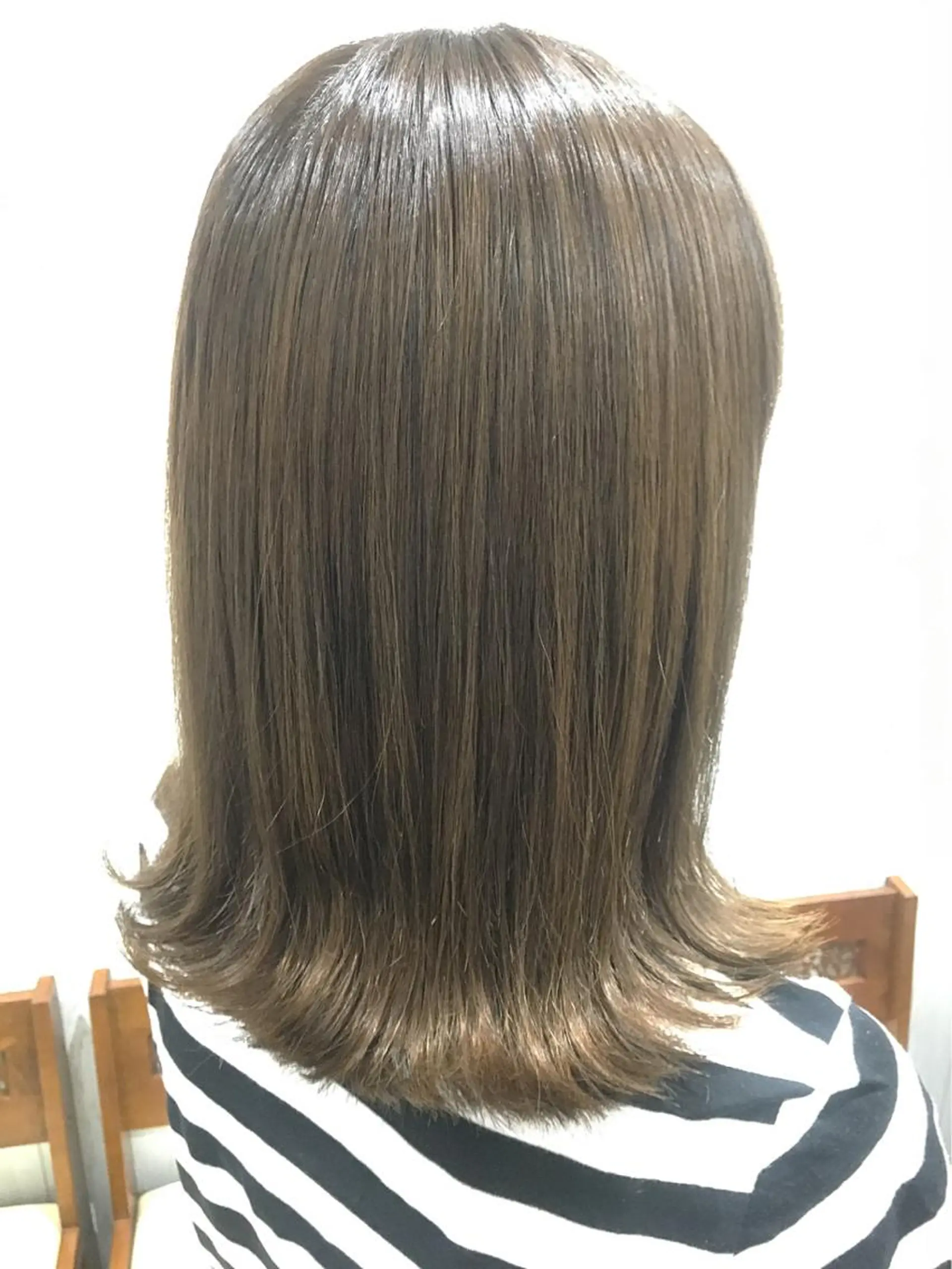 ミディアム カラー アッシュ ベージュカラー 外ハネヘア カット ヘアカラー トリートメント ヘッドスパ Rise Heart 中村 裕介のヘアスタイル