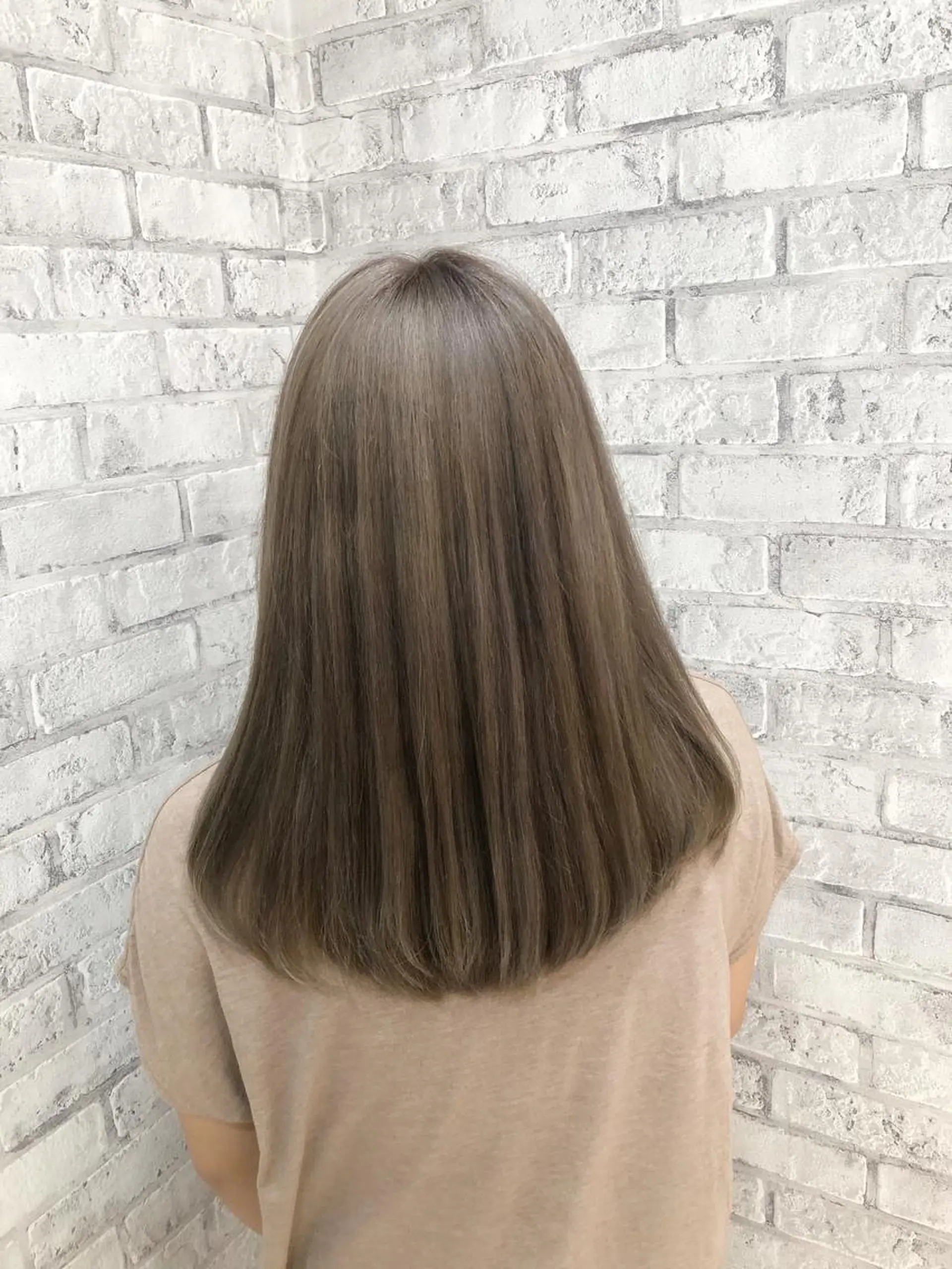 ミディアム カラー ブリーチ グレージュ ハイライトカラー ミルクティーグレージュ ハイライト ヘアカラー トリートメント 秋山 幸太のヘアスタイル