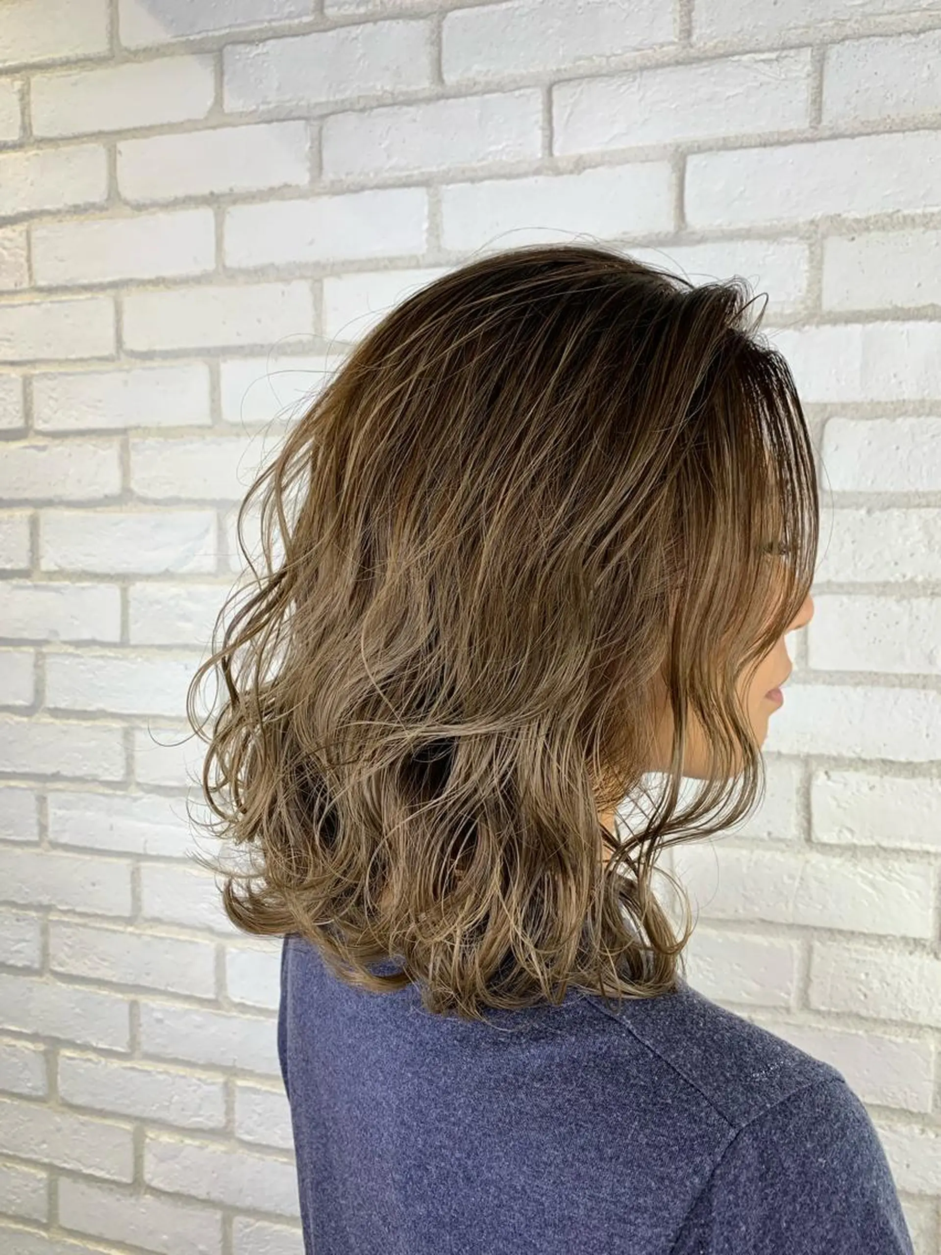 セミロング カラー バレイヤージュ グラデーションカラー ハイライトカラー ハイライト レイヤーカット she2.shinjuku所属・takumi Hのヘアスタイル