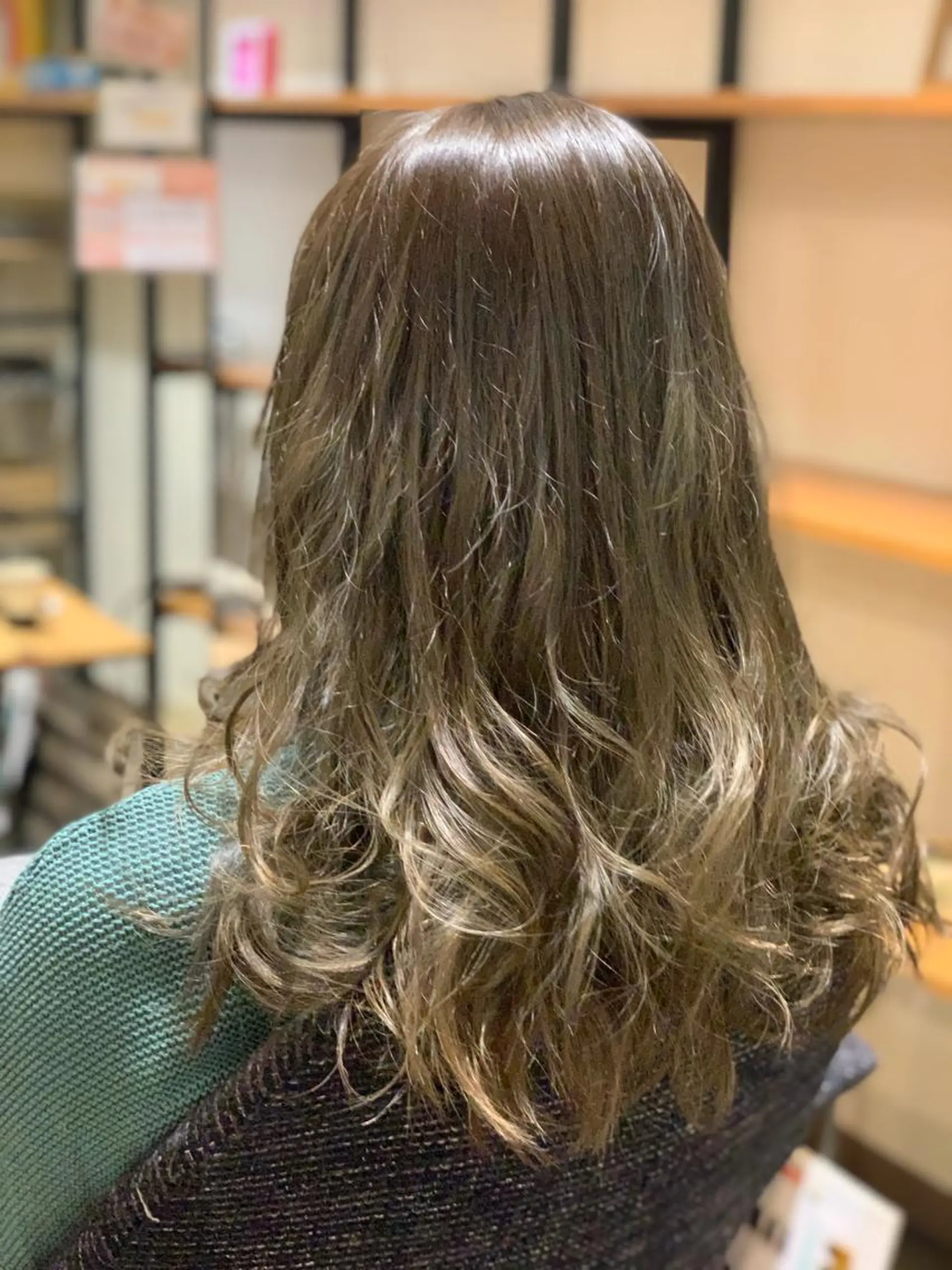 セミロング カラー ヘアカラー ハイライト✨髪質改善 TAKAさんです😊のヘアスタイル