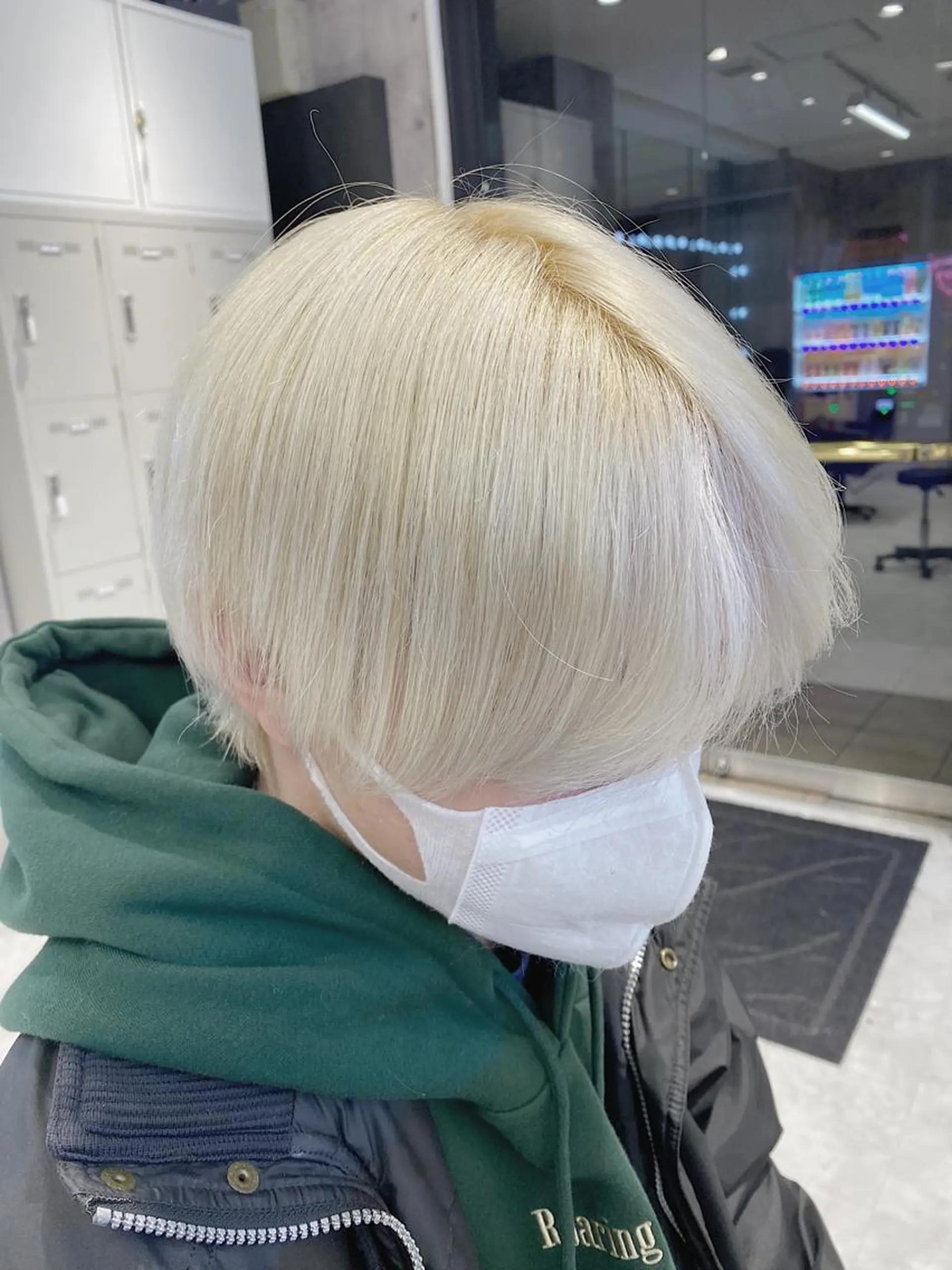 ショート ヘアアレンジ メンズ メンズハイライト メンズインナーカラー アッシュ アッシュグレー アッシュグレージュ JuNブリーチに 縮毛矯正するプロのヘアスタイル