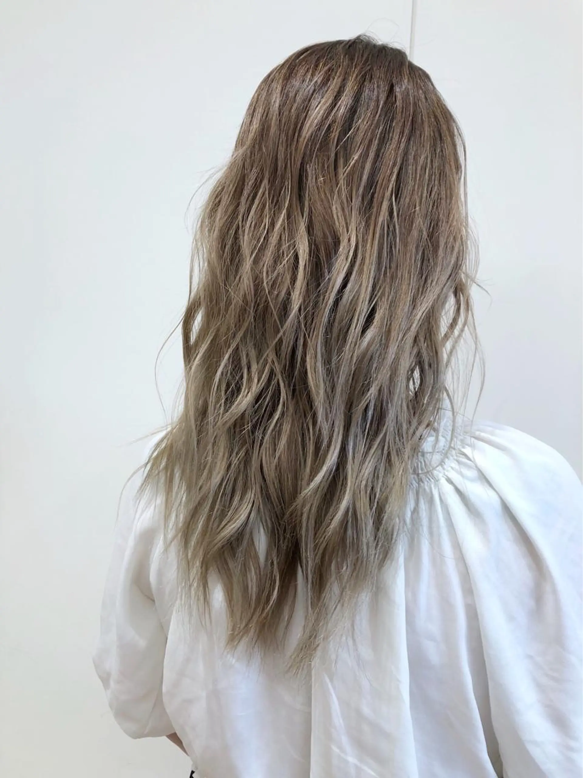 ロング カラー ブリーチ ケアブリーチ ダブルカラー グラデーションカラー グレージュ ケアブリーチ 坪井佑樹のヘアスタイル