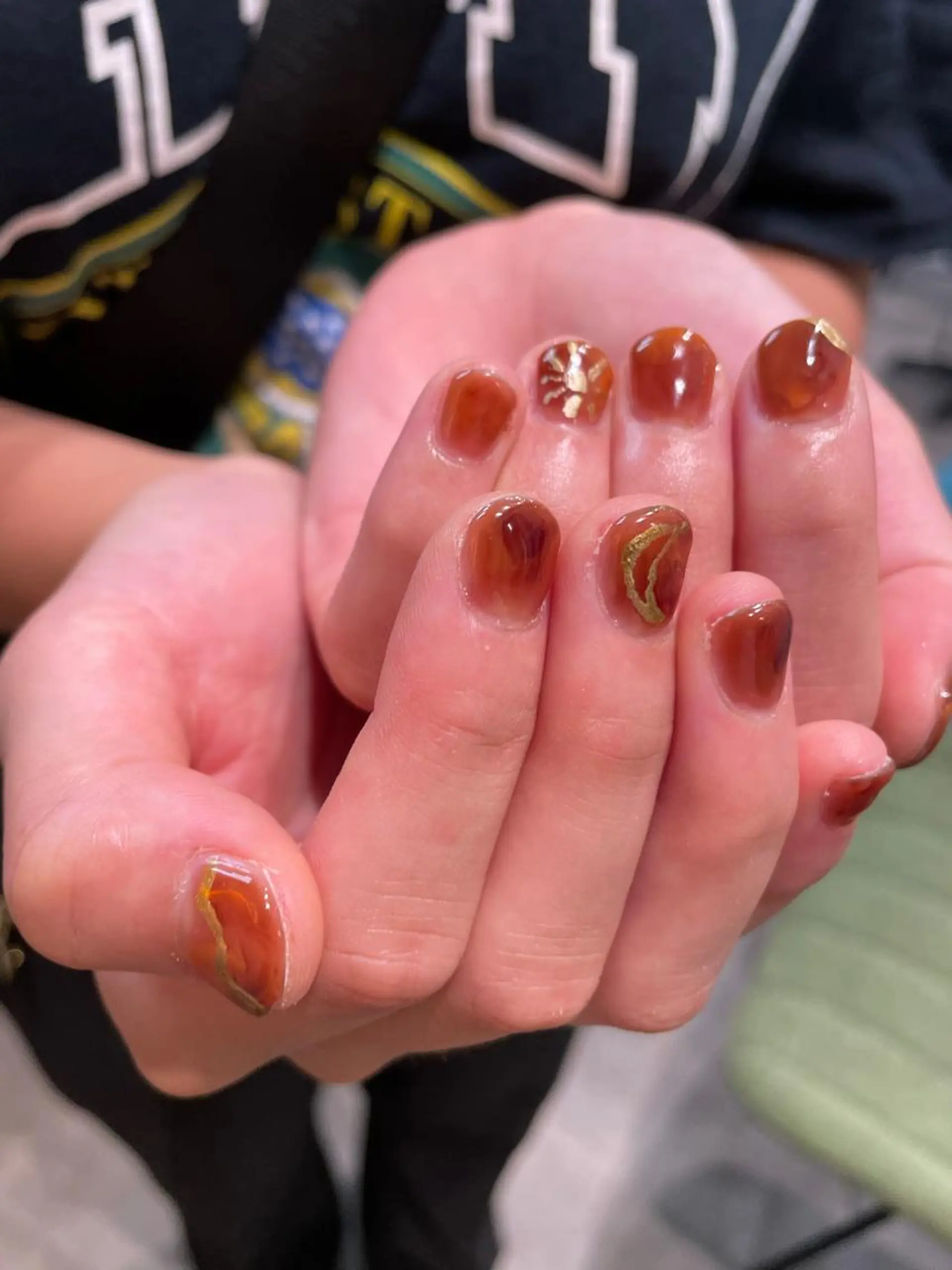 ネイル アートネイル ブラウン ゴールド ヘアカラー ナチュラル透明感🌱 小山美樹子のヘアスタイル