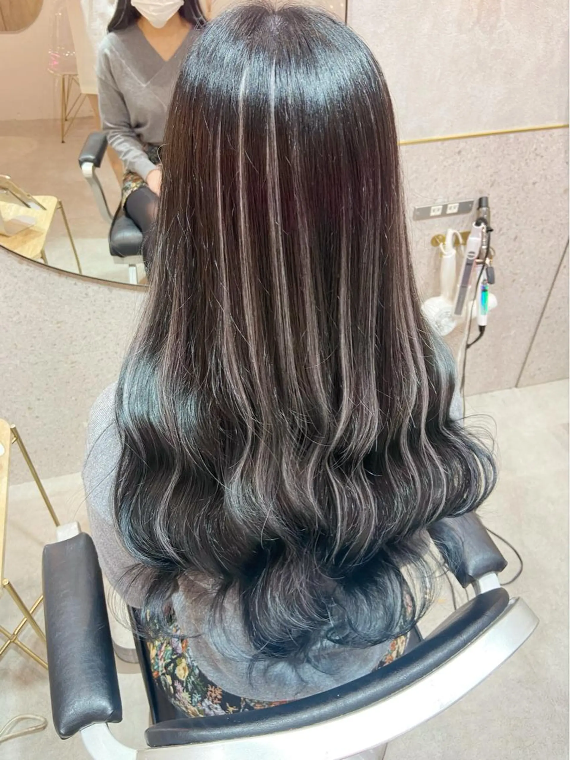 ロング カラー シールエクステ バレイヤージュ ブリーチ イヤリングカラー ハイライトカラー ヘアカラー トリートメント エクステ 新宿/韓国ヘア 中明度カラー/かやのヘアスタイル