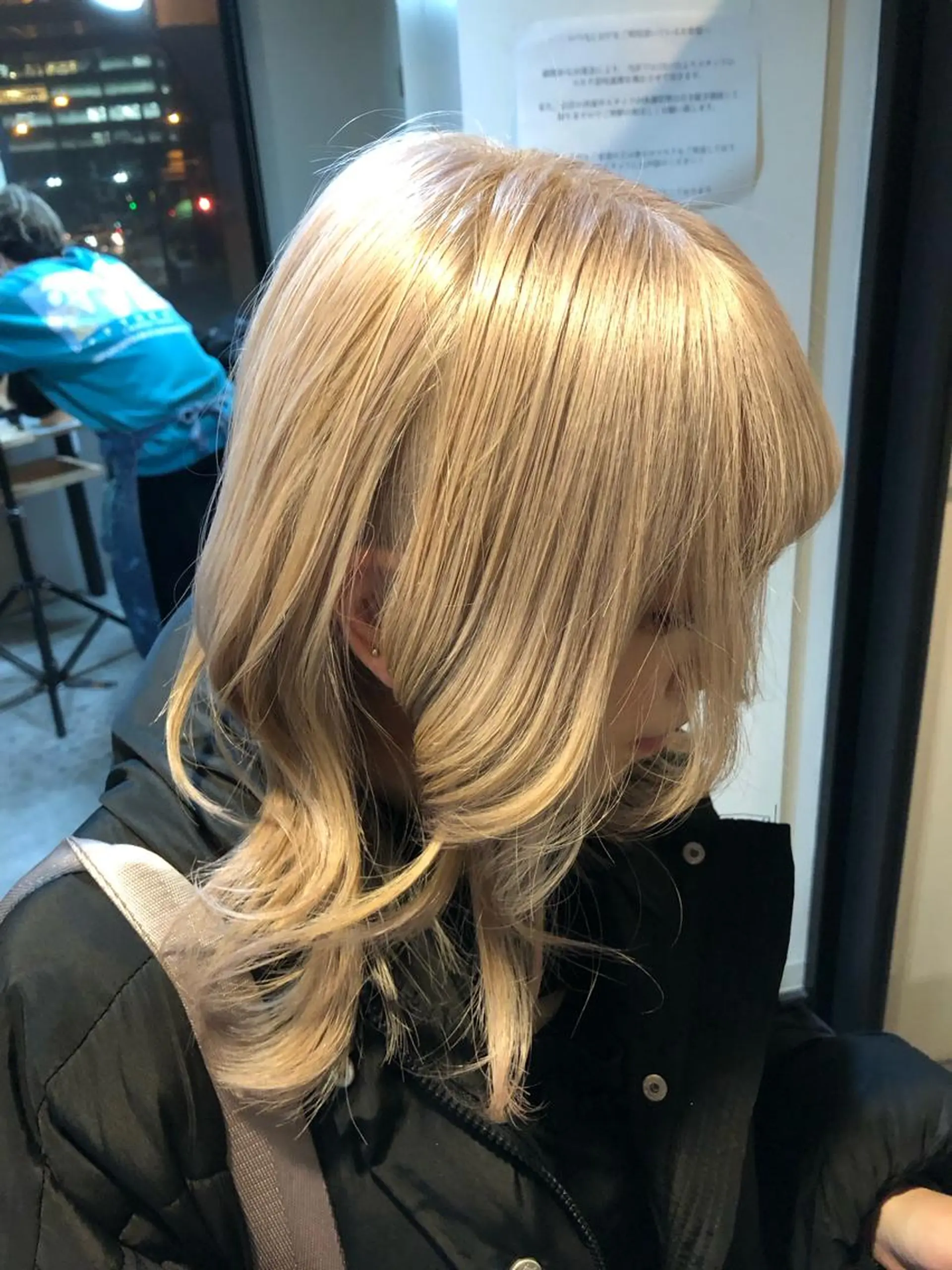 セミロング カラー ブロンド ハイライトカラー ハイトーンカラー オレンジ ホワイトブロンド ヘアカラー トリートメント ヘアセット alpha. カラーエクステ下妻のヘアスタイル