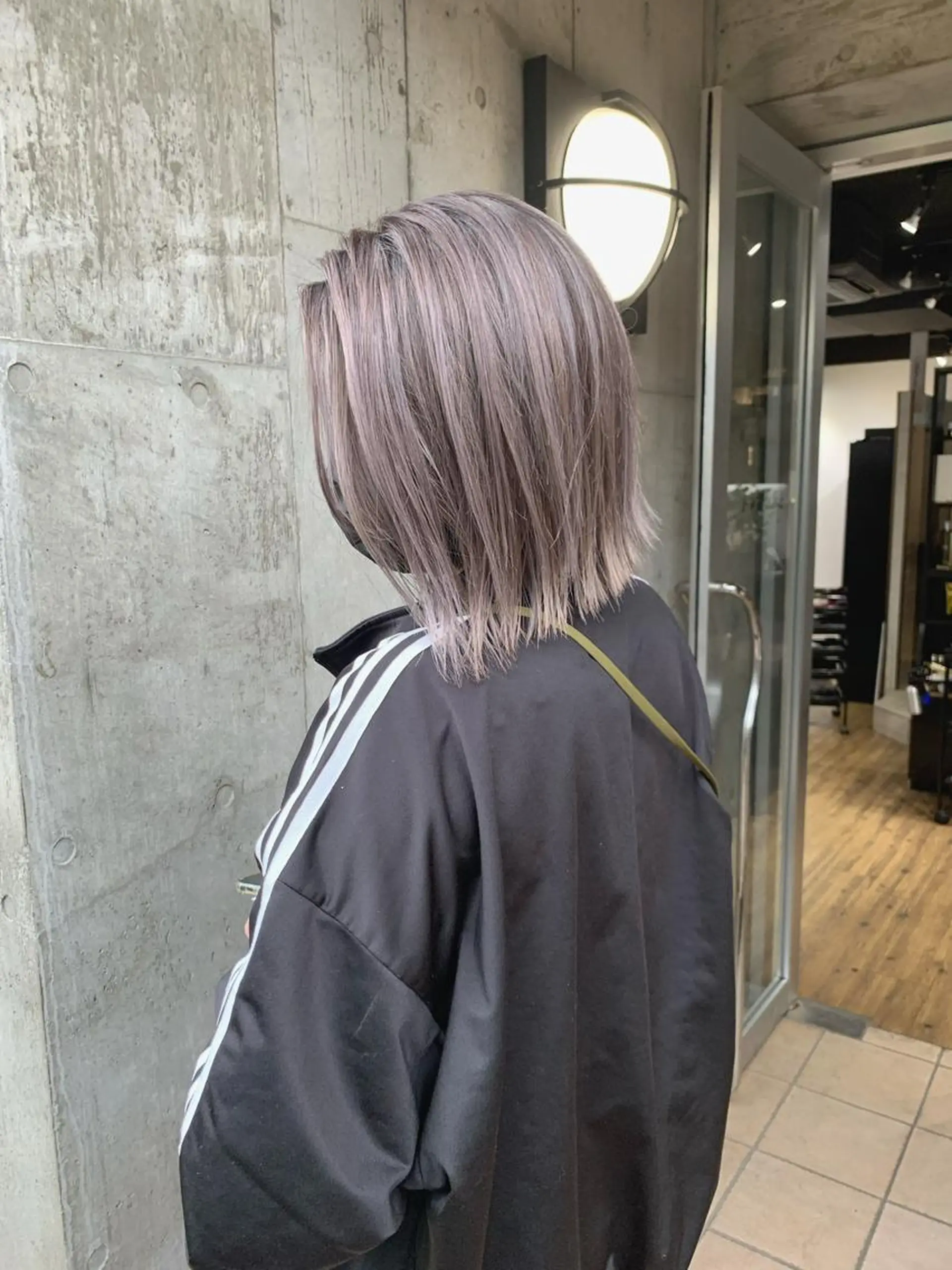 ミディアム カラー グレージュ ハイライトカラー シルバー ハイライト ヘアカラー トリートメント ミルクティーベージュ ブリーチ　店長　清水のヘアスタイル