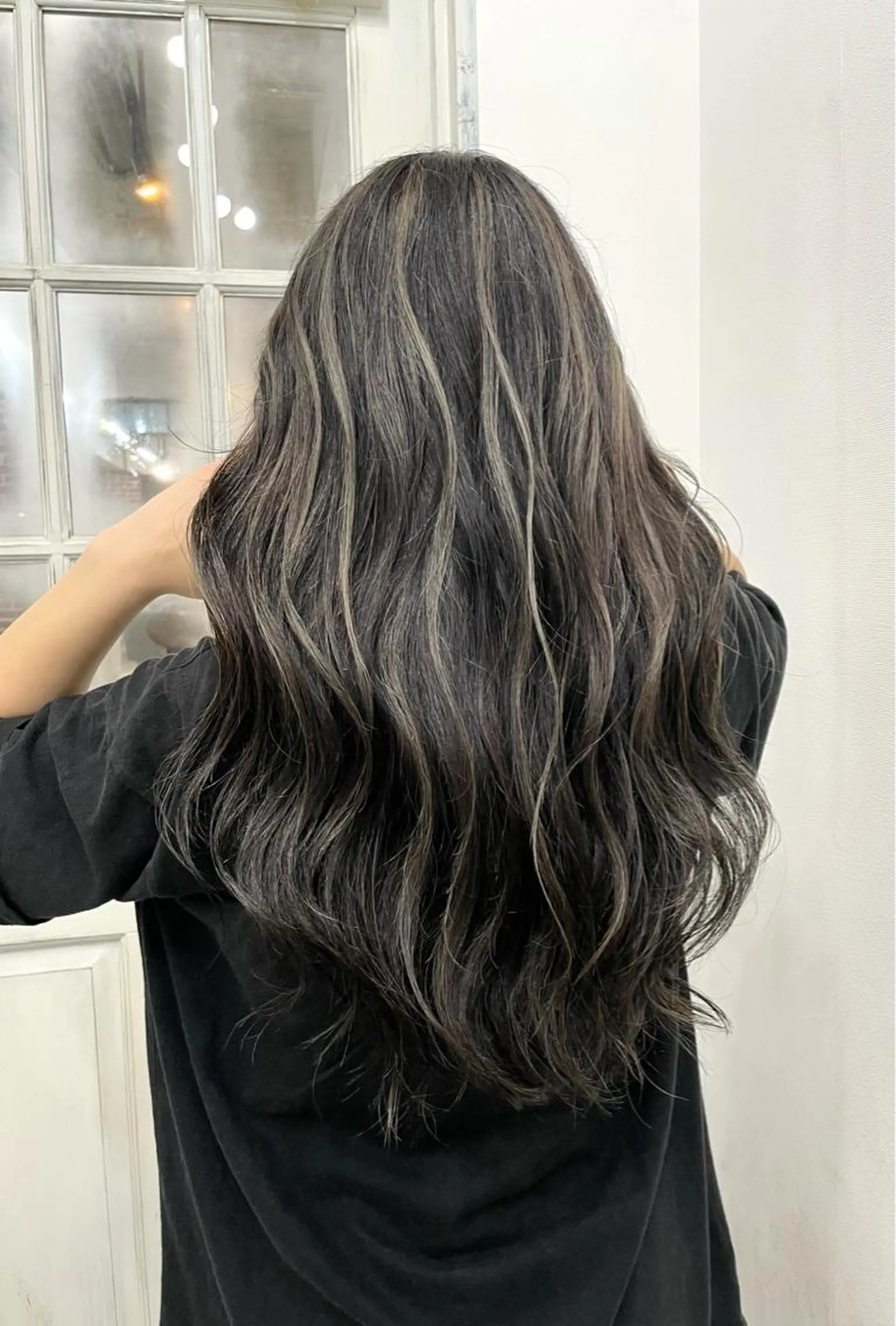 ロング 白いハイライト🤍 タナカリョウスケのヘアスタイル