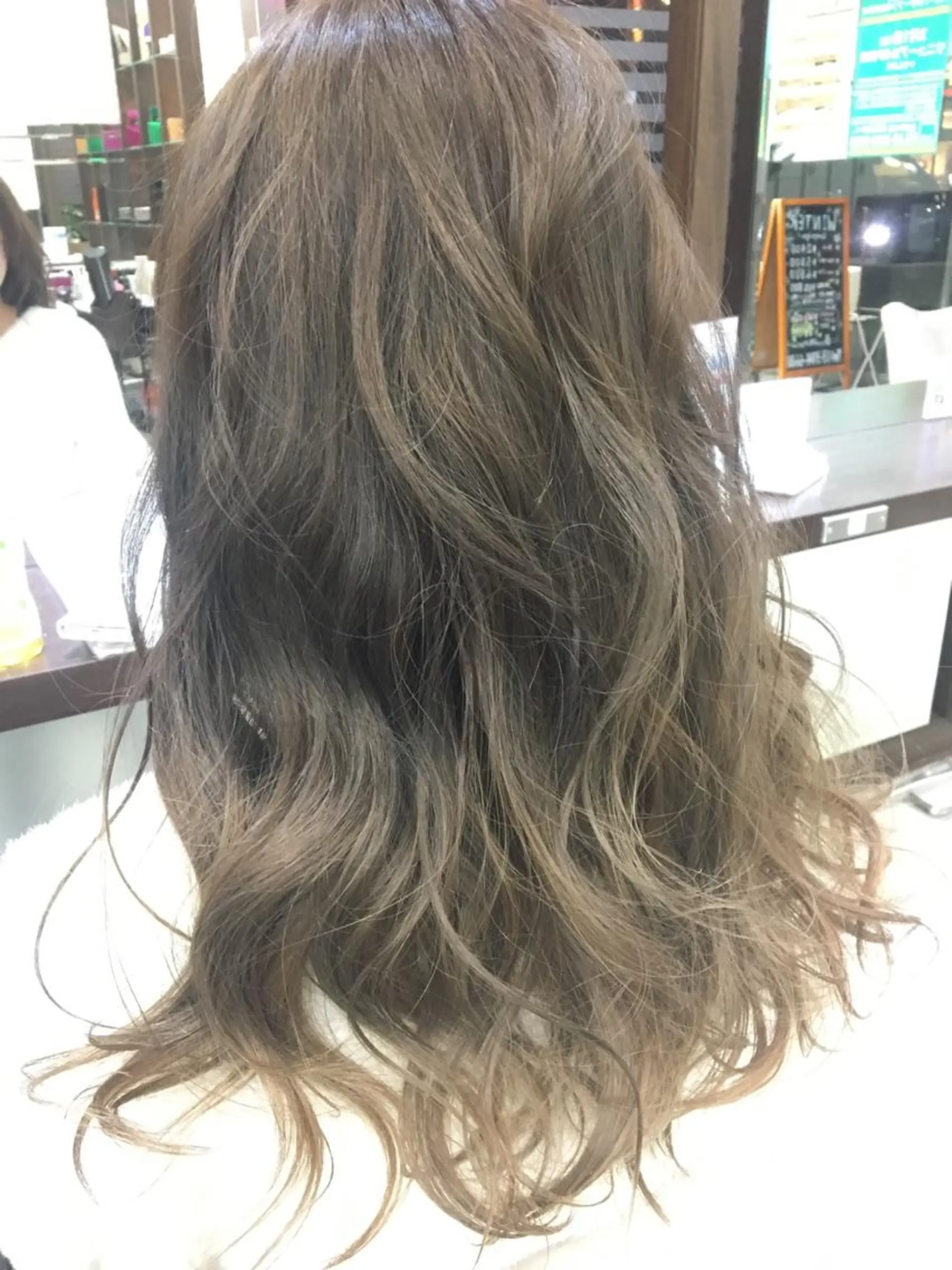 セミロング カラー ヘアアレンジ アッシュ ベージュカラー ブリーチ ハイライトカラー ミルクティーベージュ カット ヘアカラー 三川 洋樹のヘアスタイル