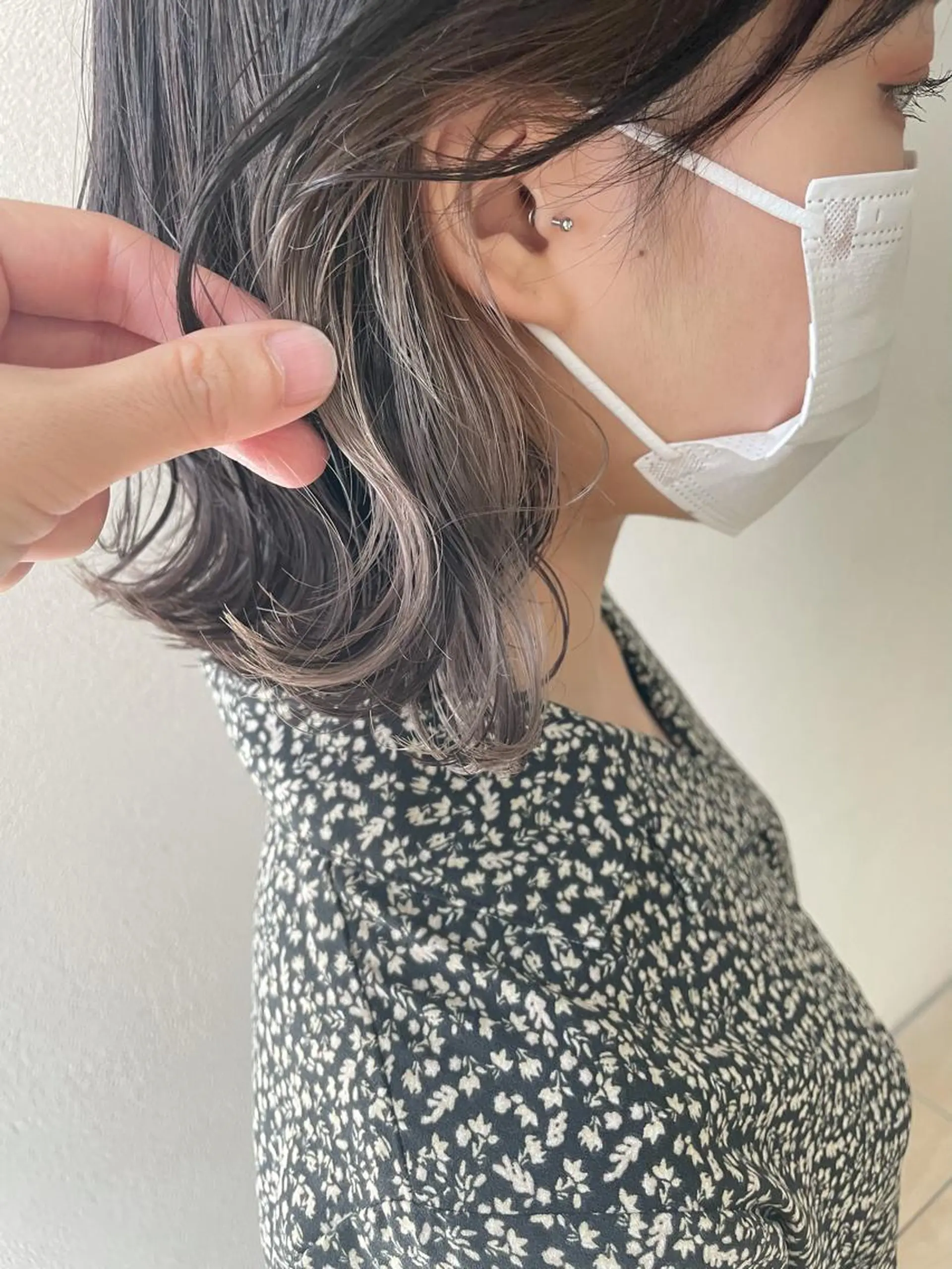 ショート カラー アッシュ イヤリングカラー シルバー 沢田 瞳のヘアスタイル