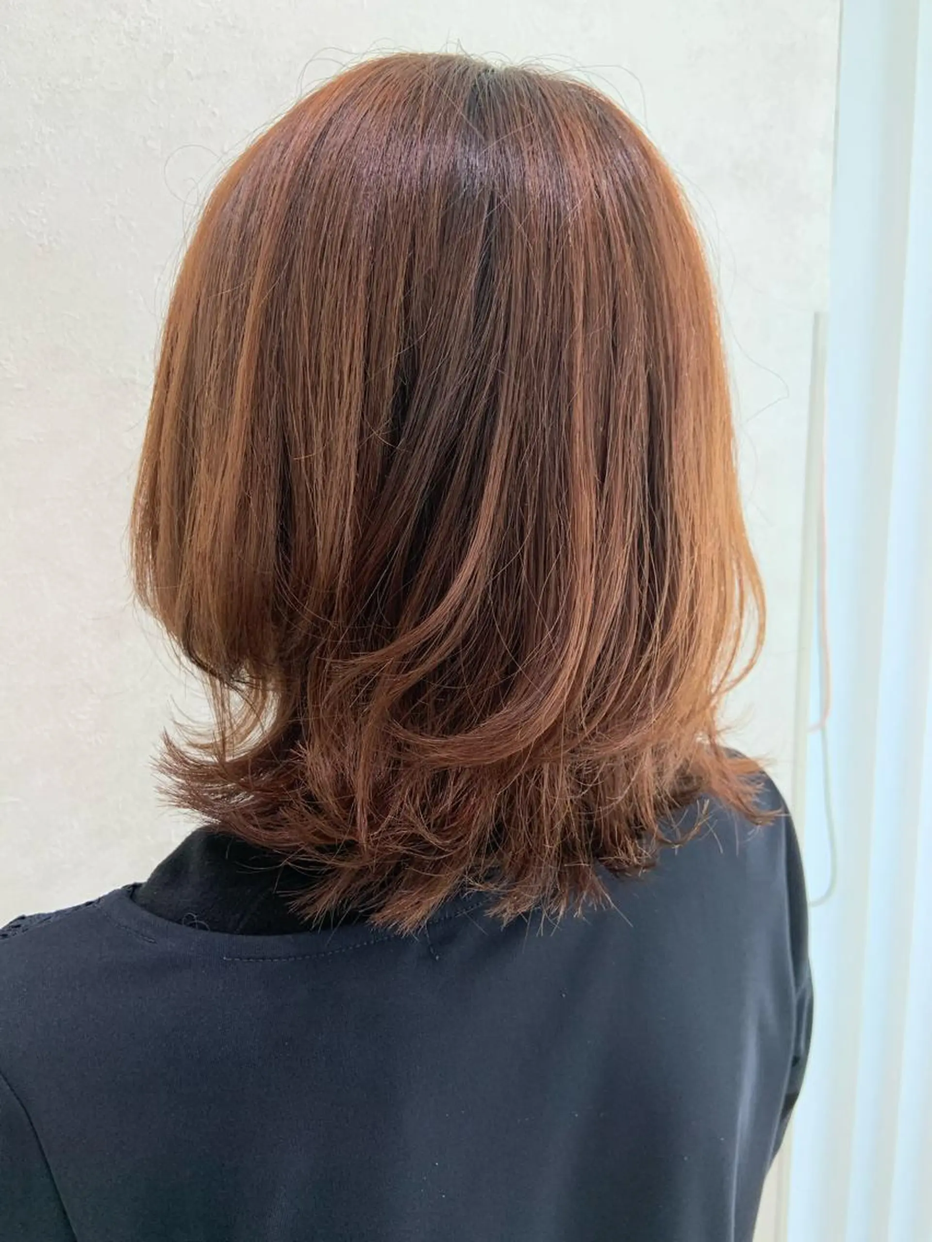 ミディアム パーマ レイヤーカット ローレイヤー ハイトーンカラー🤍 山下 優華のヘアスタイル