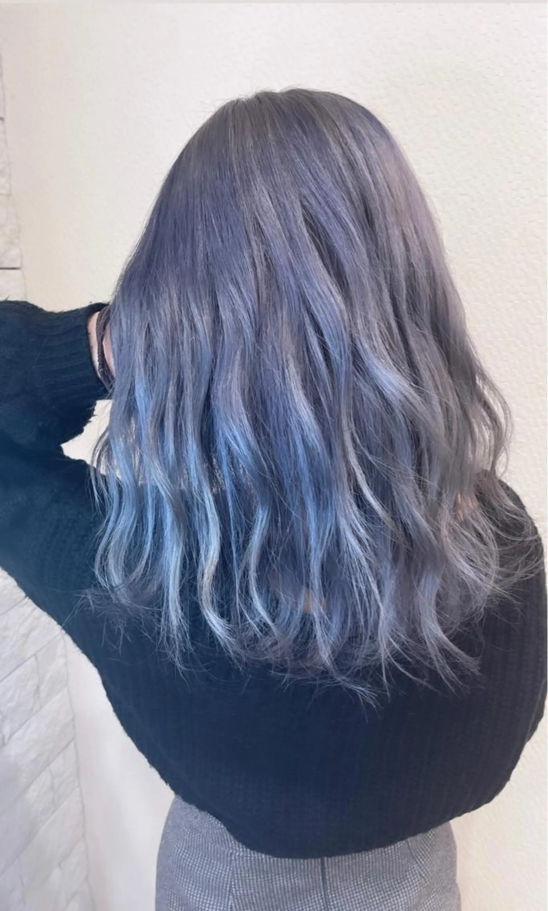 カラー ブリーチ ブルーカラー ハイトーンカラー シルバー ヘアカラー 名古屋のピンク好き かずくん🦩のヘアスタイル