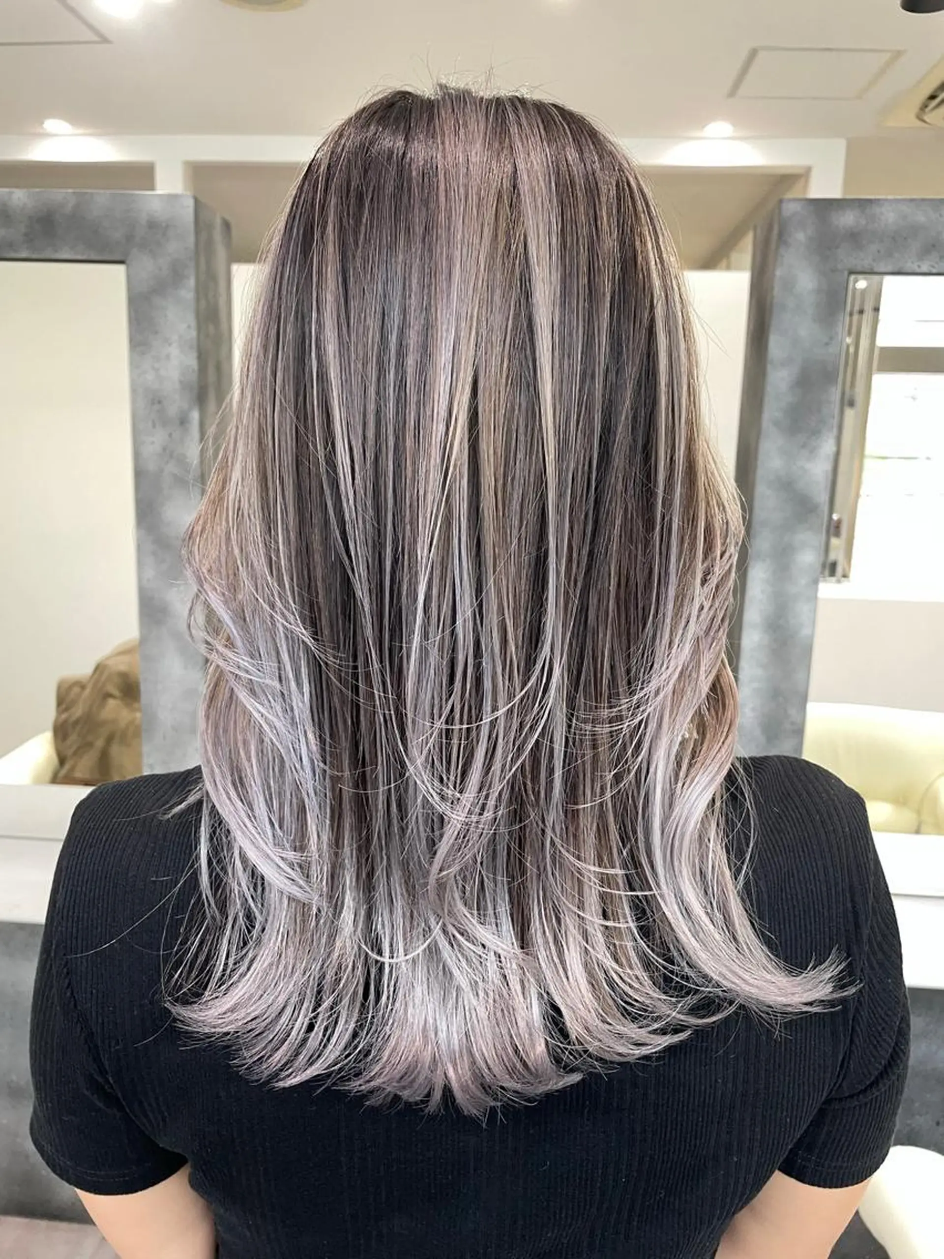 ミディアム カラー バレイヤージュ グレージュ レイヤーカット salowin所属・ハイトーンカラー 馬場みなみのヘアスタイル