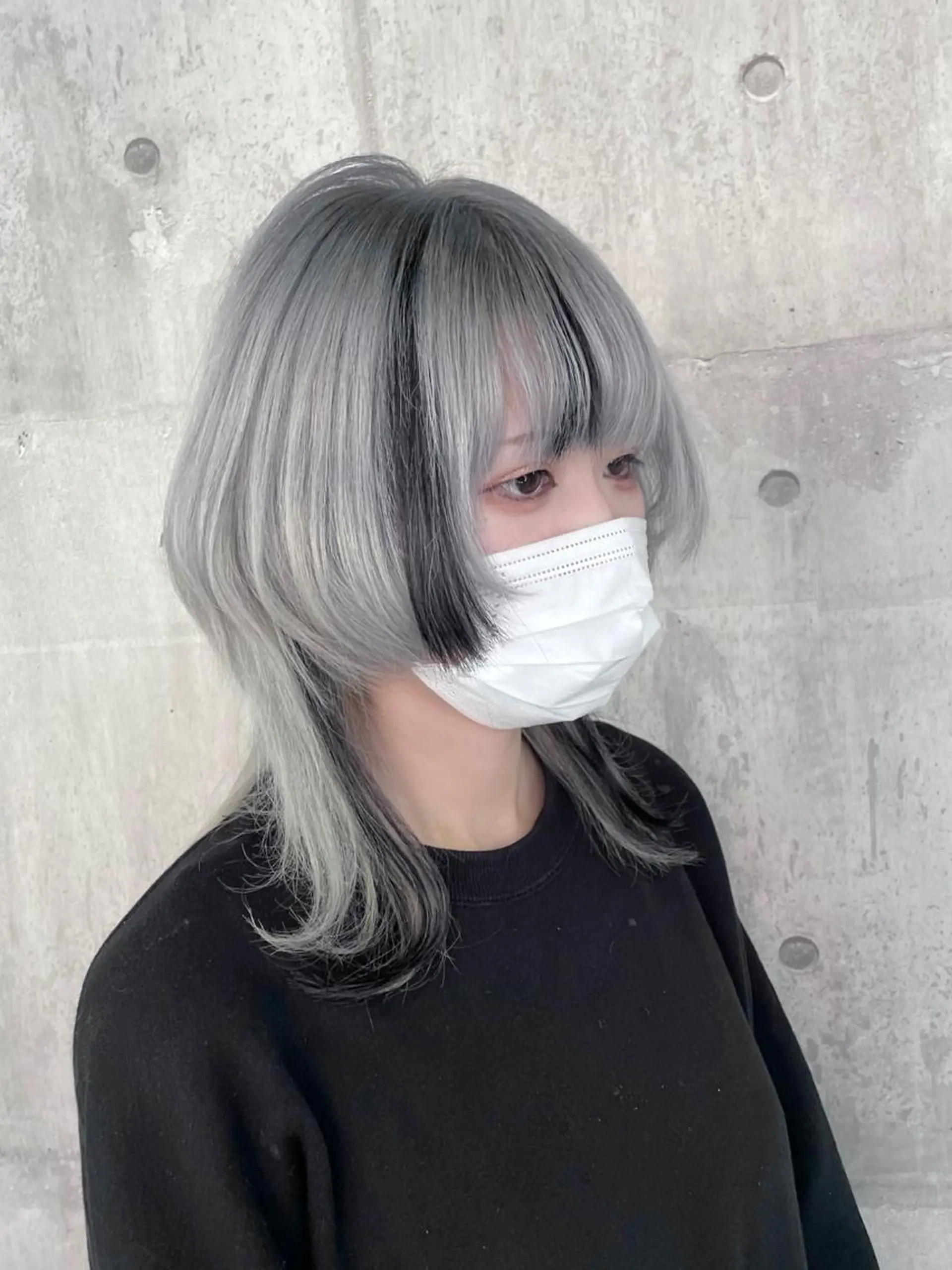 ミディアム ウルフカット ヘアカラー _WHITE浜松店 もえかのヘアスタイル