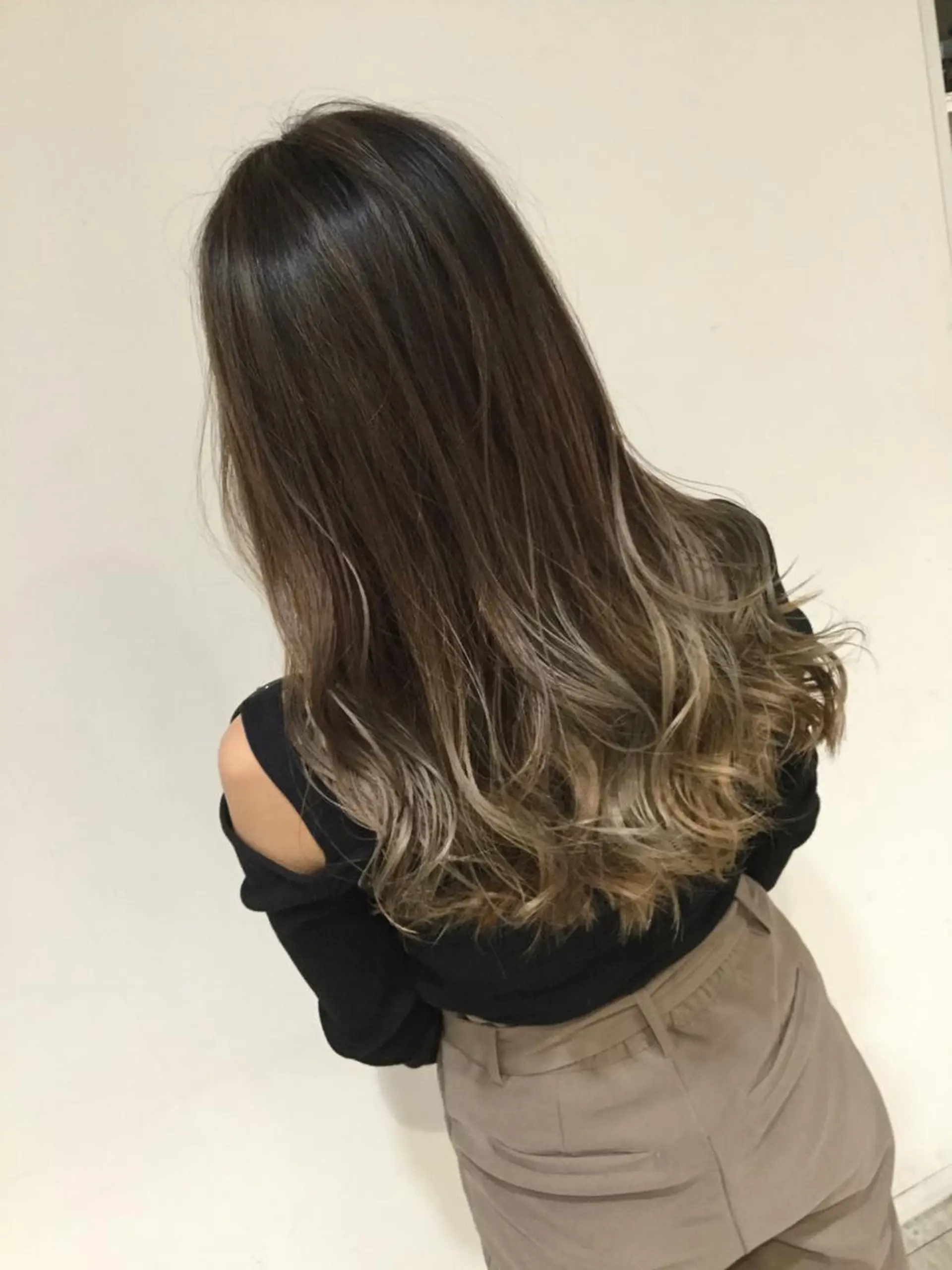 ミディアム カラー アッシュ アッシュグレー アッシュグレージュ バレイヤージュ ミストバング AMI Hair  supply所属・髪質改善カラー 韓国風レイヤーのヘアスタイル