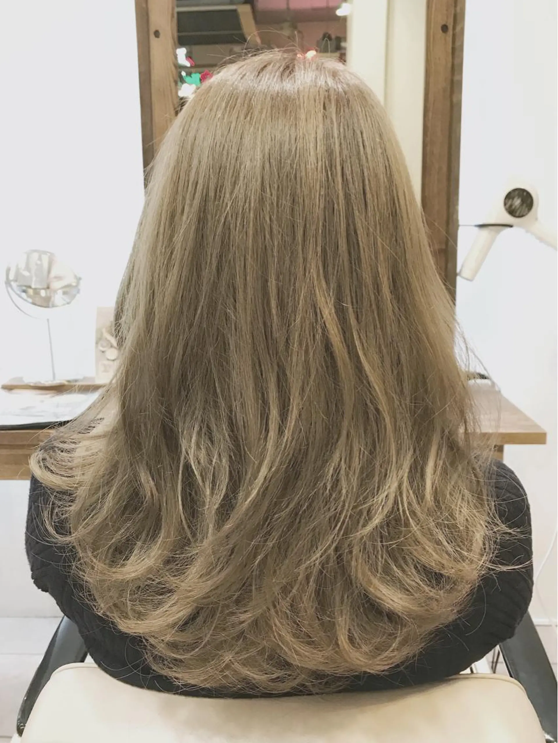セミロング カラー ベージュカラー ブリーチ 透明感カラー ダブルカラー グレージュ OZAWAYA所属・小沢 佑次のヘアスタイル