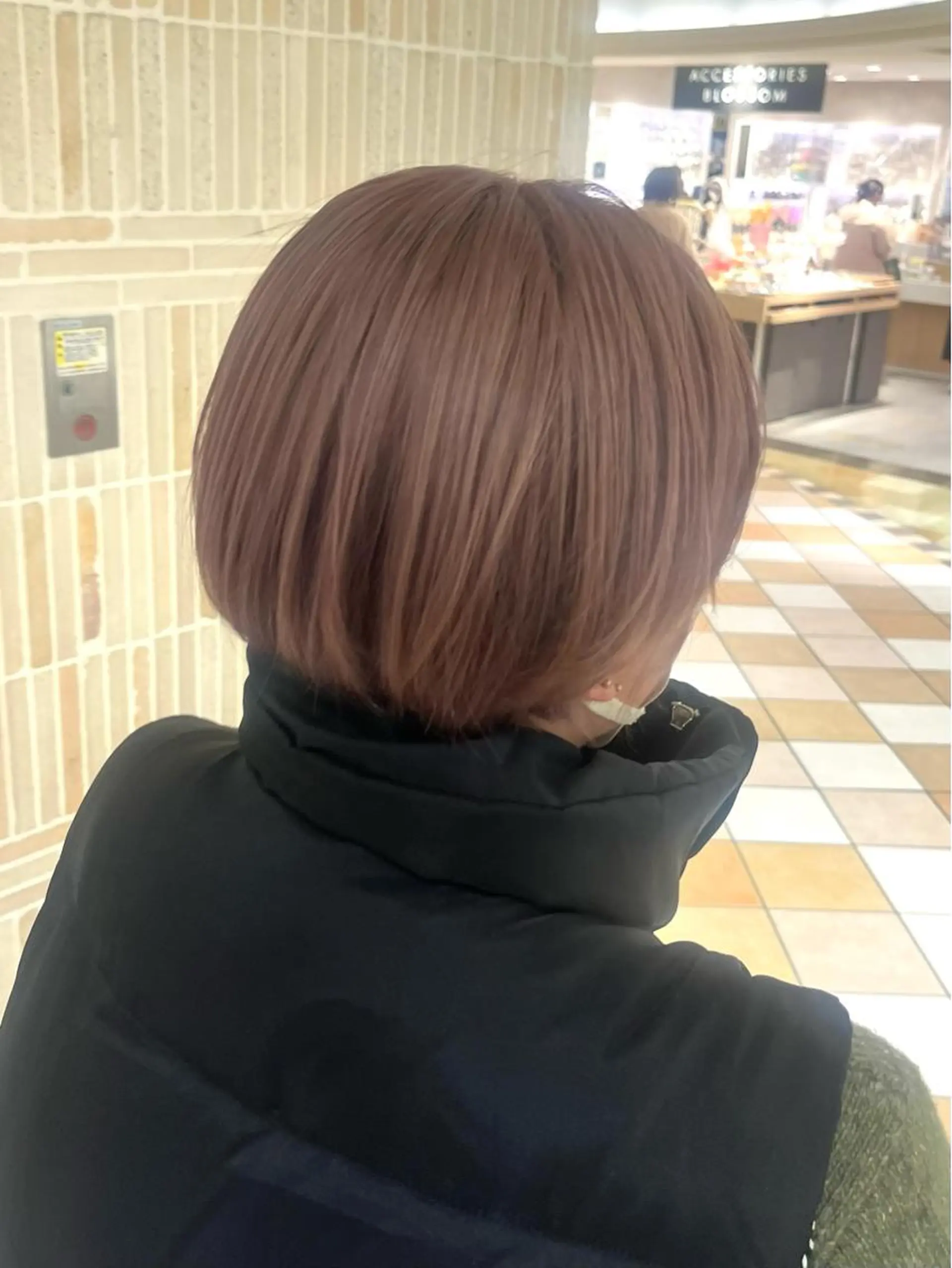 ショート カラー ベージュカラー ブリーチ ハイトーンカラー ミルクティーベージュ ピンクカラー 艶髪/ハイトーン/ ヘアセット/モエノのヘアスタイル