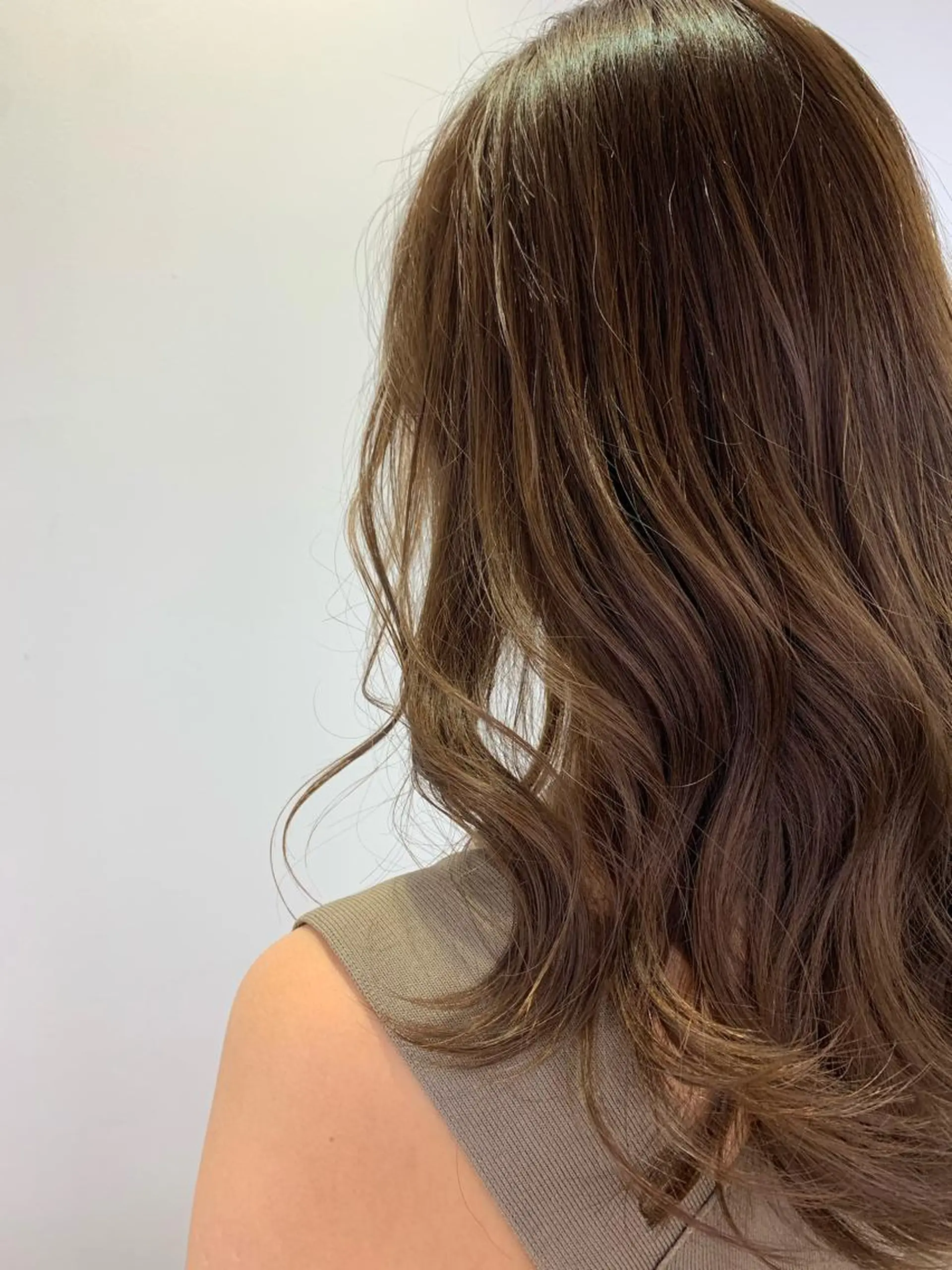 セミロング カラー グレージュ ミルクティーグレージュ カット ヘアカラー SALOWIN神戸三宮店所属・【美髪を叶える】中谷 彰宏（アキ)のヘアスタイル